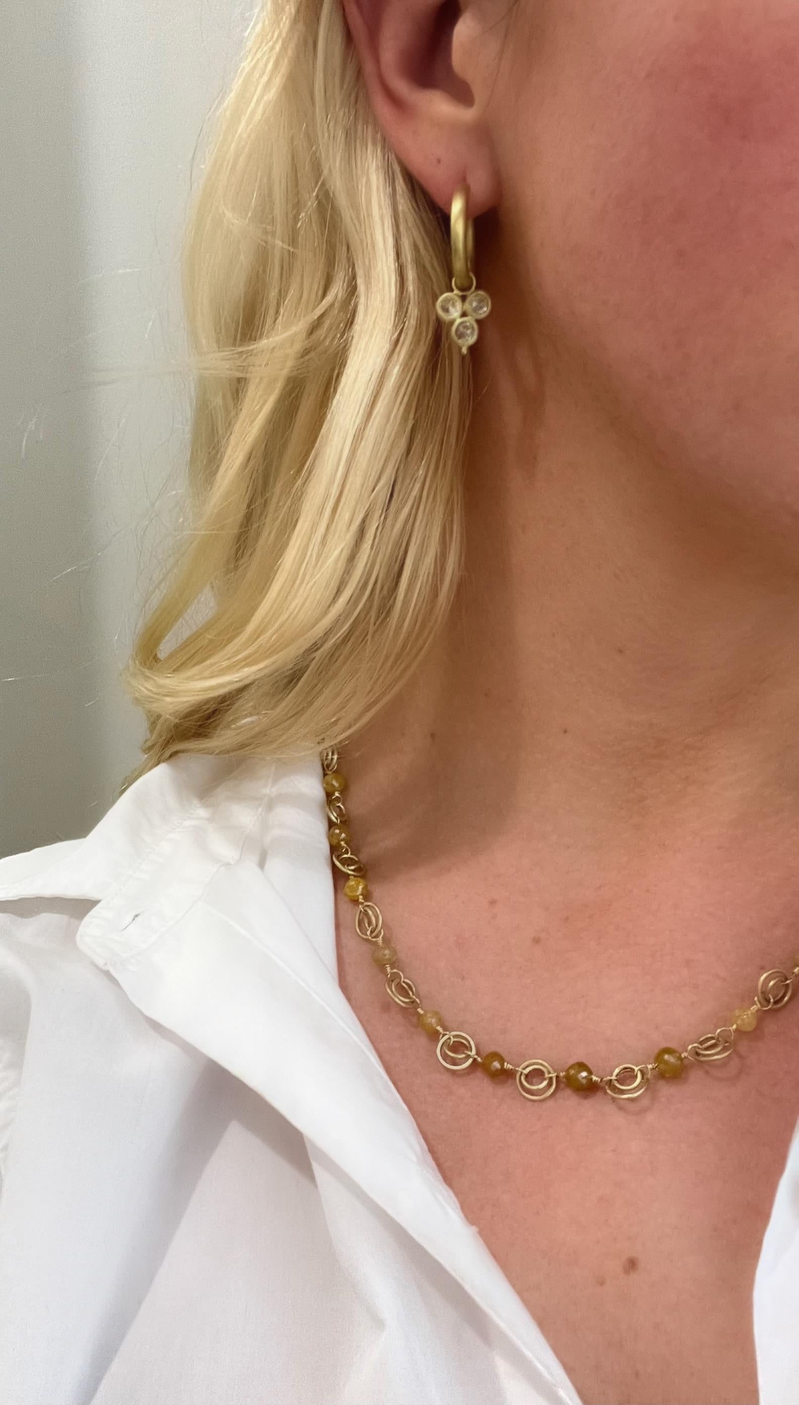 Taille rose Faye Kim, gouttes en or 18 carats avec trois diamants taille rose en vente