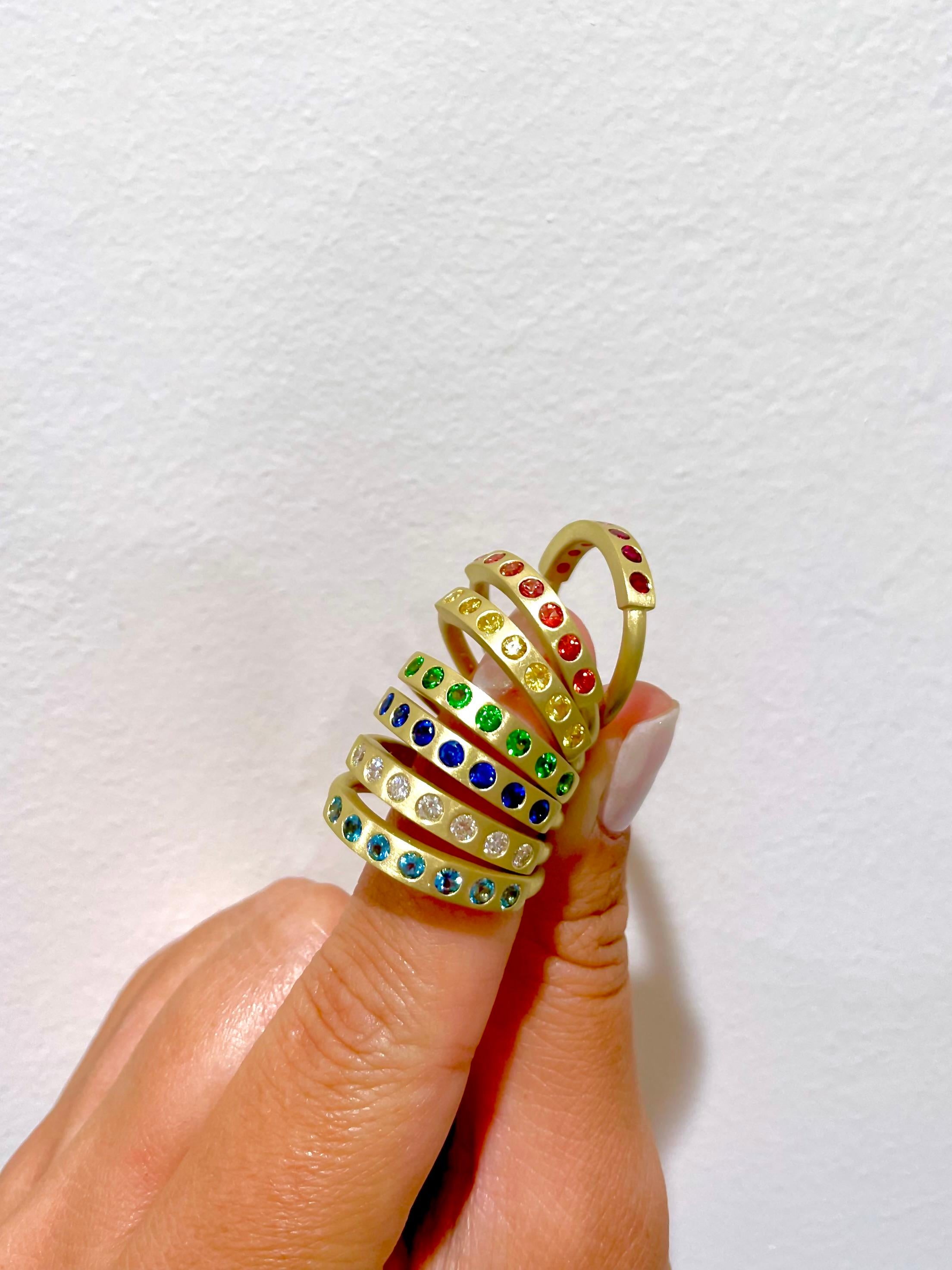 Round Cut Faye Kim 18 Karat Gold Tsavorite Burnished Bar Ring For Sale