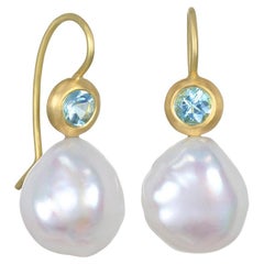 Faye Kim Boucles d'oreilles en or 18 carats avec perles d'eau douce et aigue-marine baroques blanches