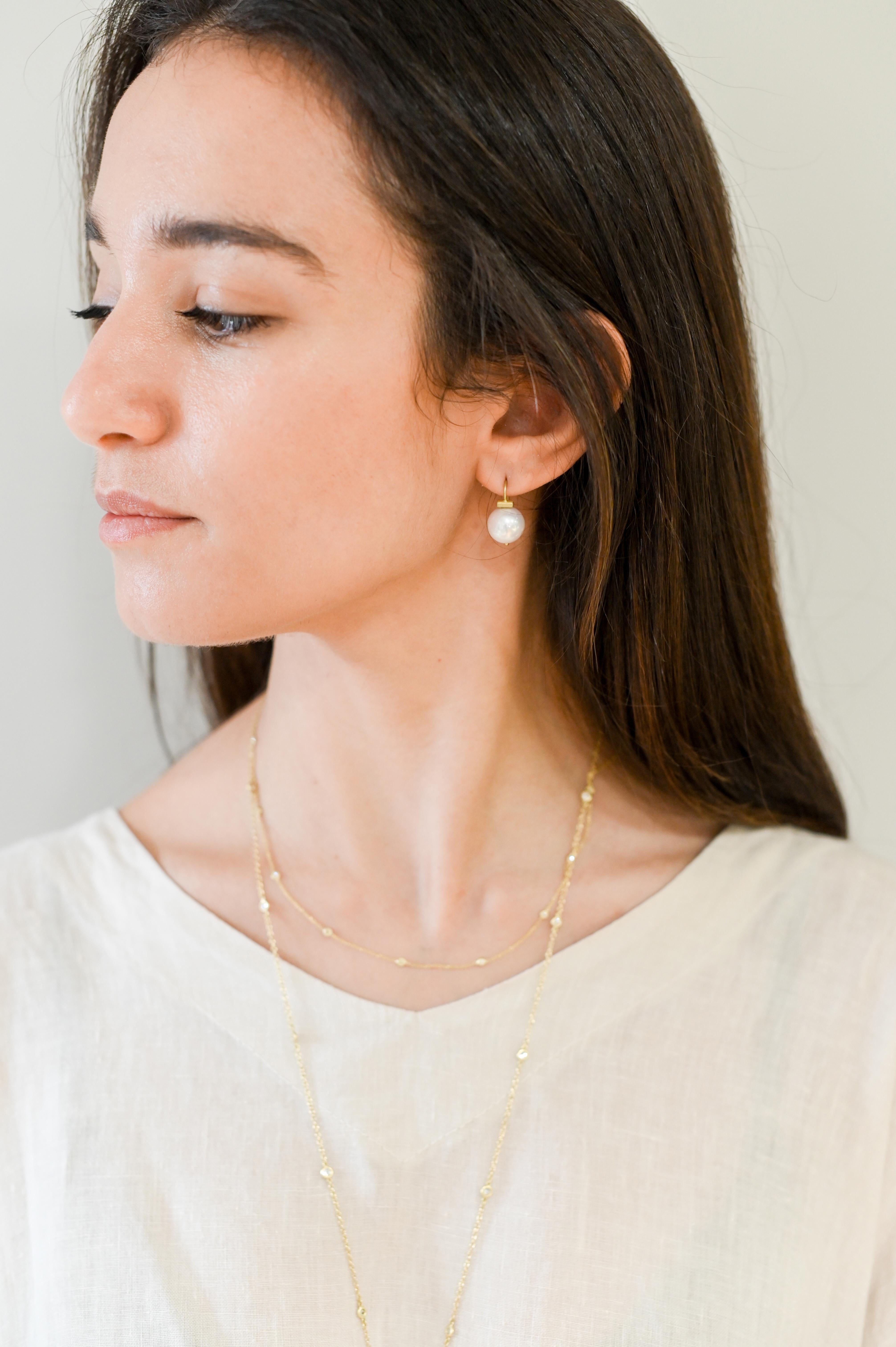 An absolutely stunning go-to earring!  White freshwater pearls on 18 karat gold earwires with a matte finished gold bar.  Modern and wearable for every day.

Length 0.75