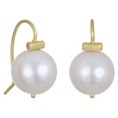 Faye Kim Boucles d'oreilles barre en or 18 carats avec perles d'eau douce blanches