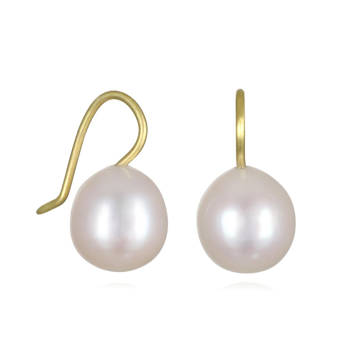 Grezzo Faye Kim, gocce di perle d'acqua dolce bianche in oro 18 carati - 10,5 mm in vendita