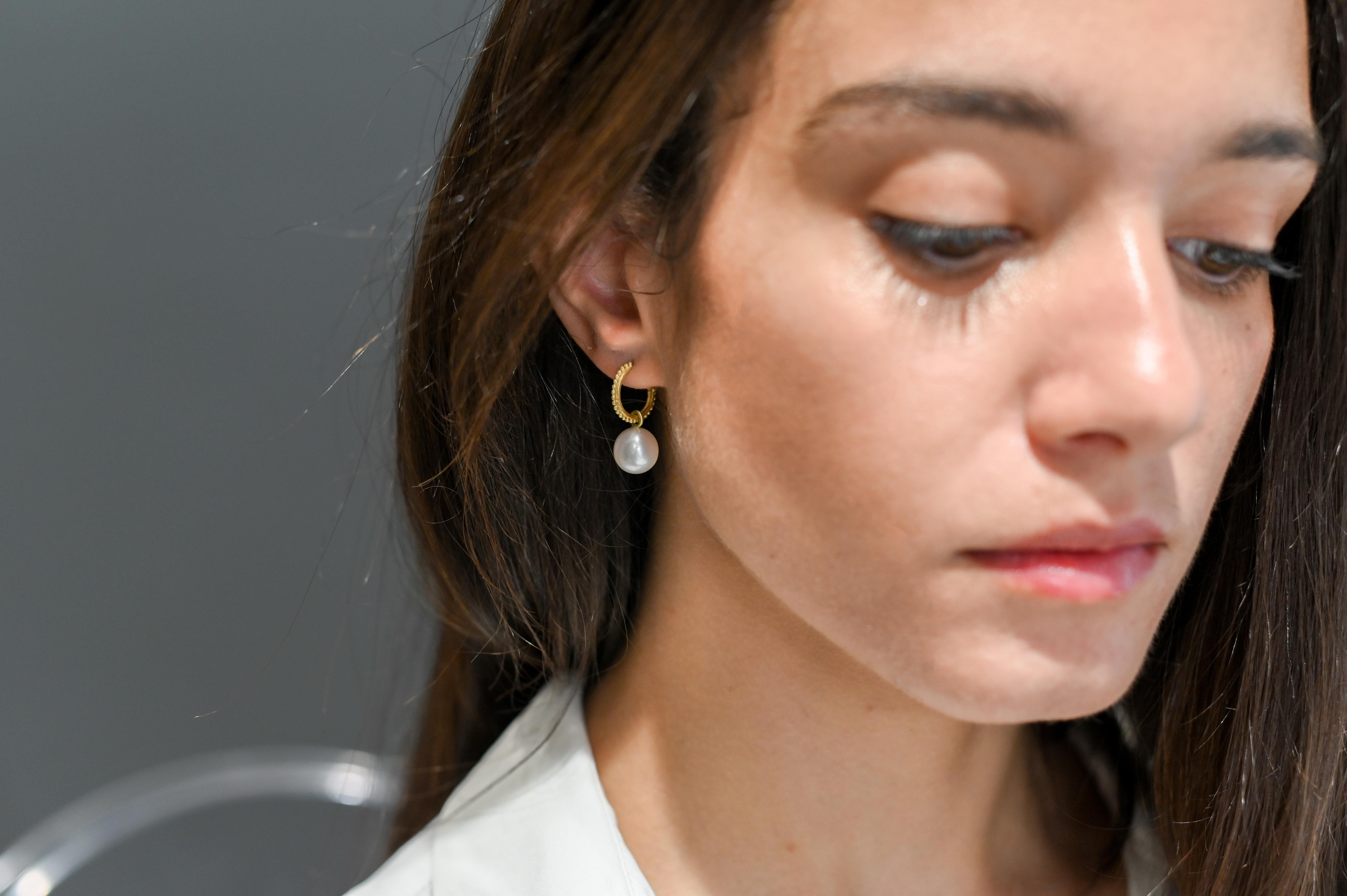Non taillé Faye Kim, gouttes de perles d'eau douce blanches en or 18 carats en vente