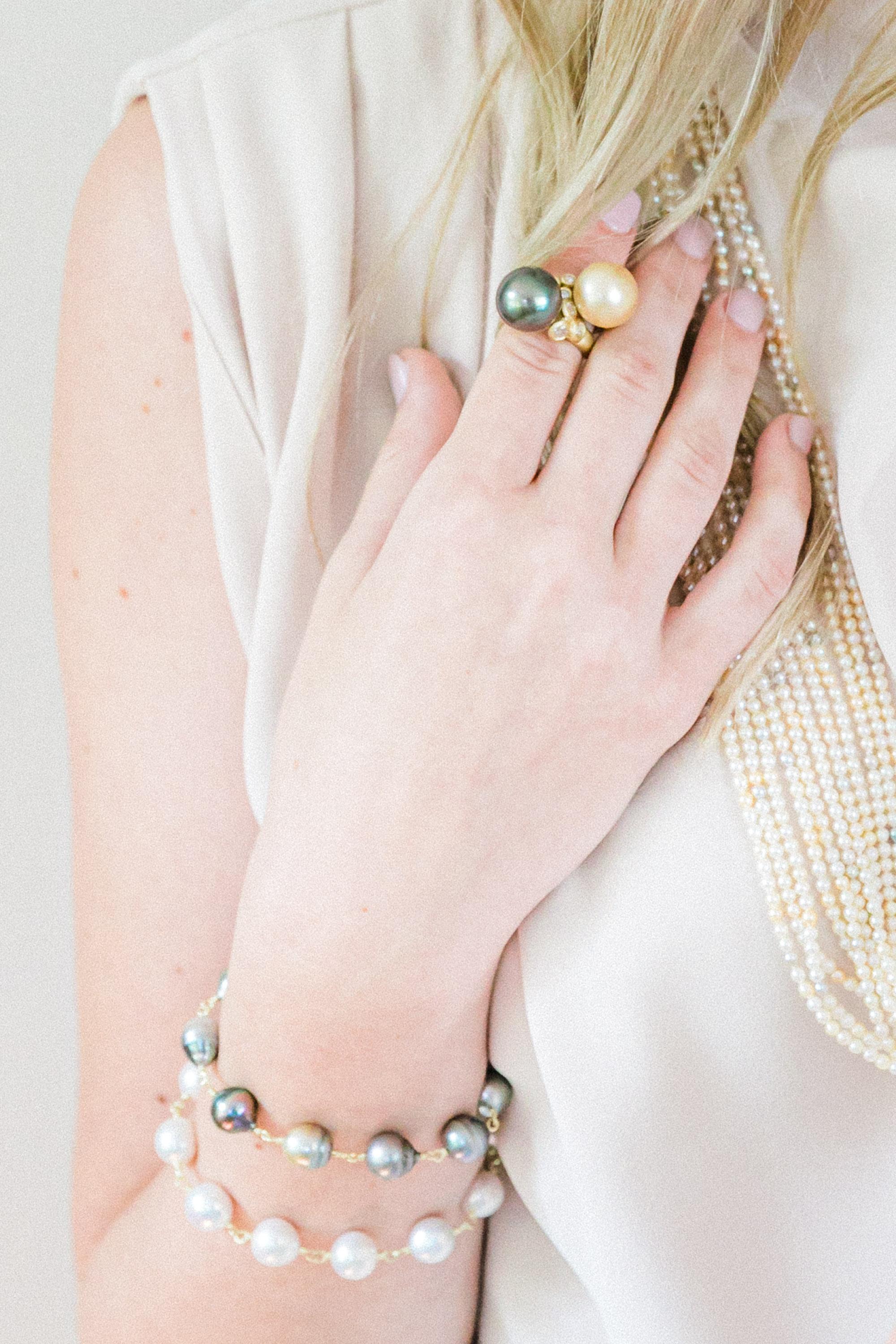 Contemporary Faye Kim 18 Karat Gold White Freshwater Pearl Link Bracelet For Sale