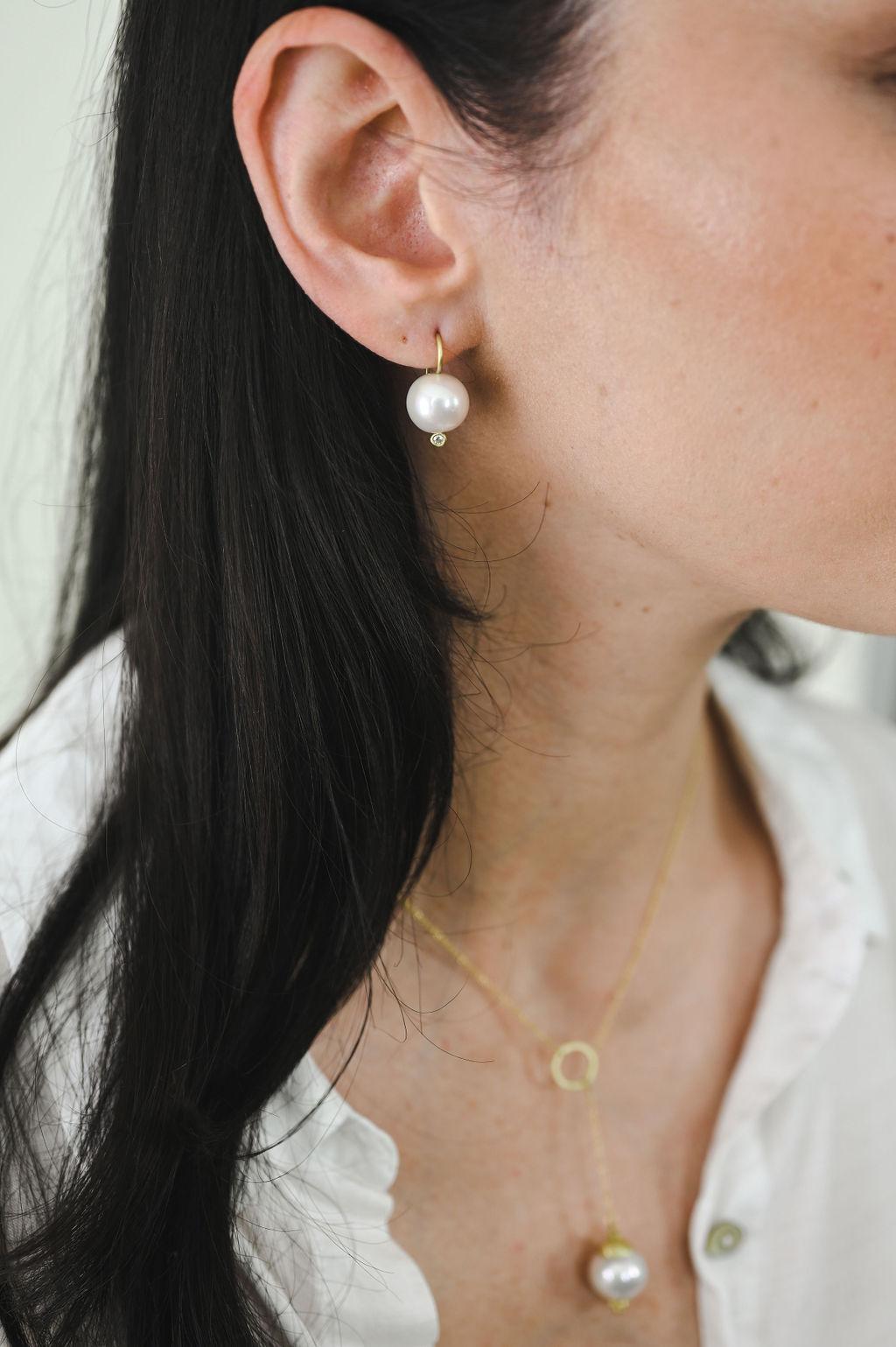 18 Karat Gold Weiße Süßwasserperlen-Halskette Y von Faye Kim (Rundschliff) im Angebot