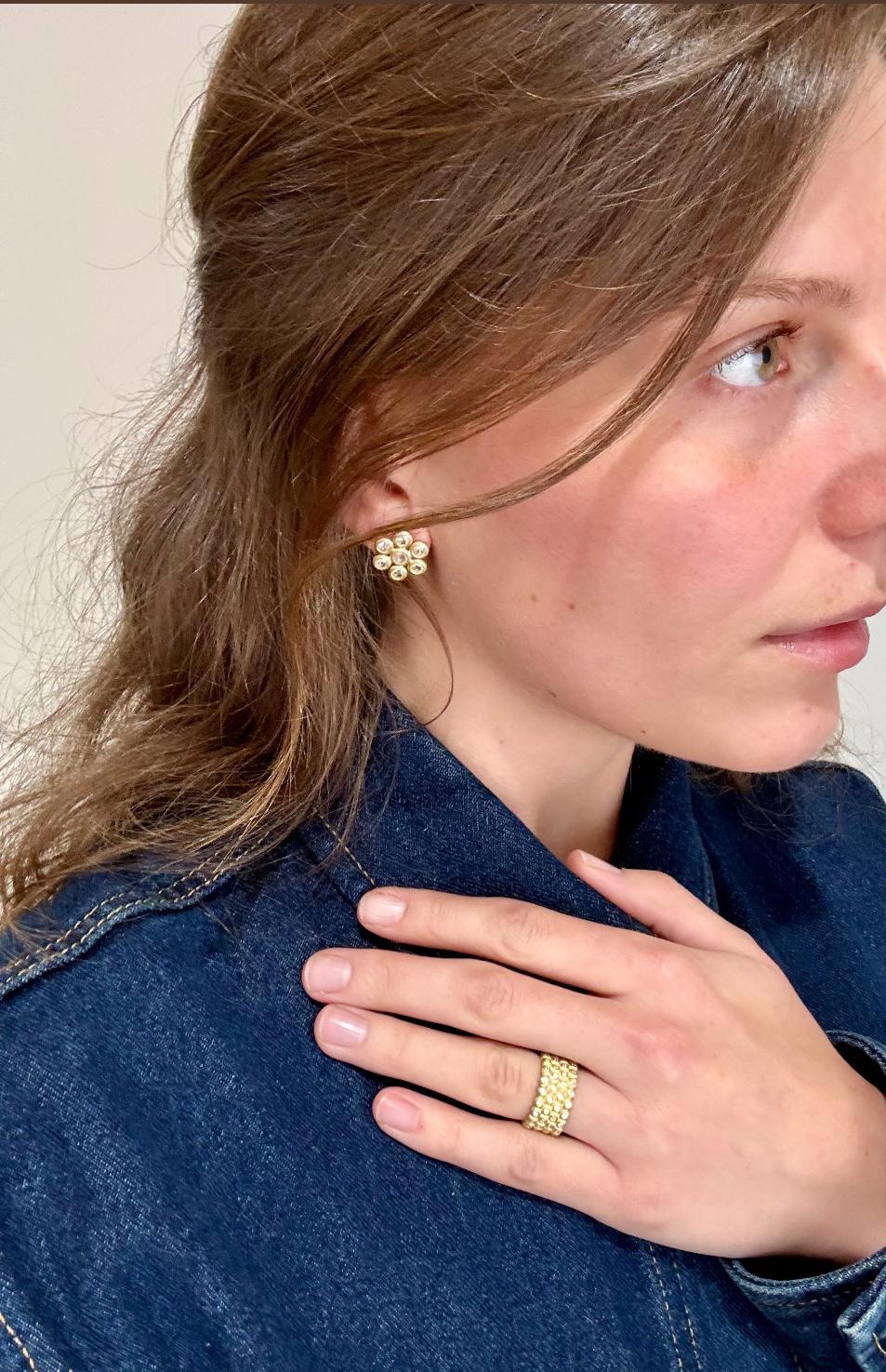Faye Kim's signature 18k Gold White Rose Cut Diamond Daisy Earrings are versatile and have just the right amount of sparkle. Perfect for any occasion. 

Diamonds 1.64 tcw
Diameter 0.6