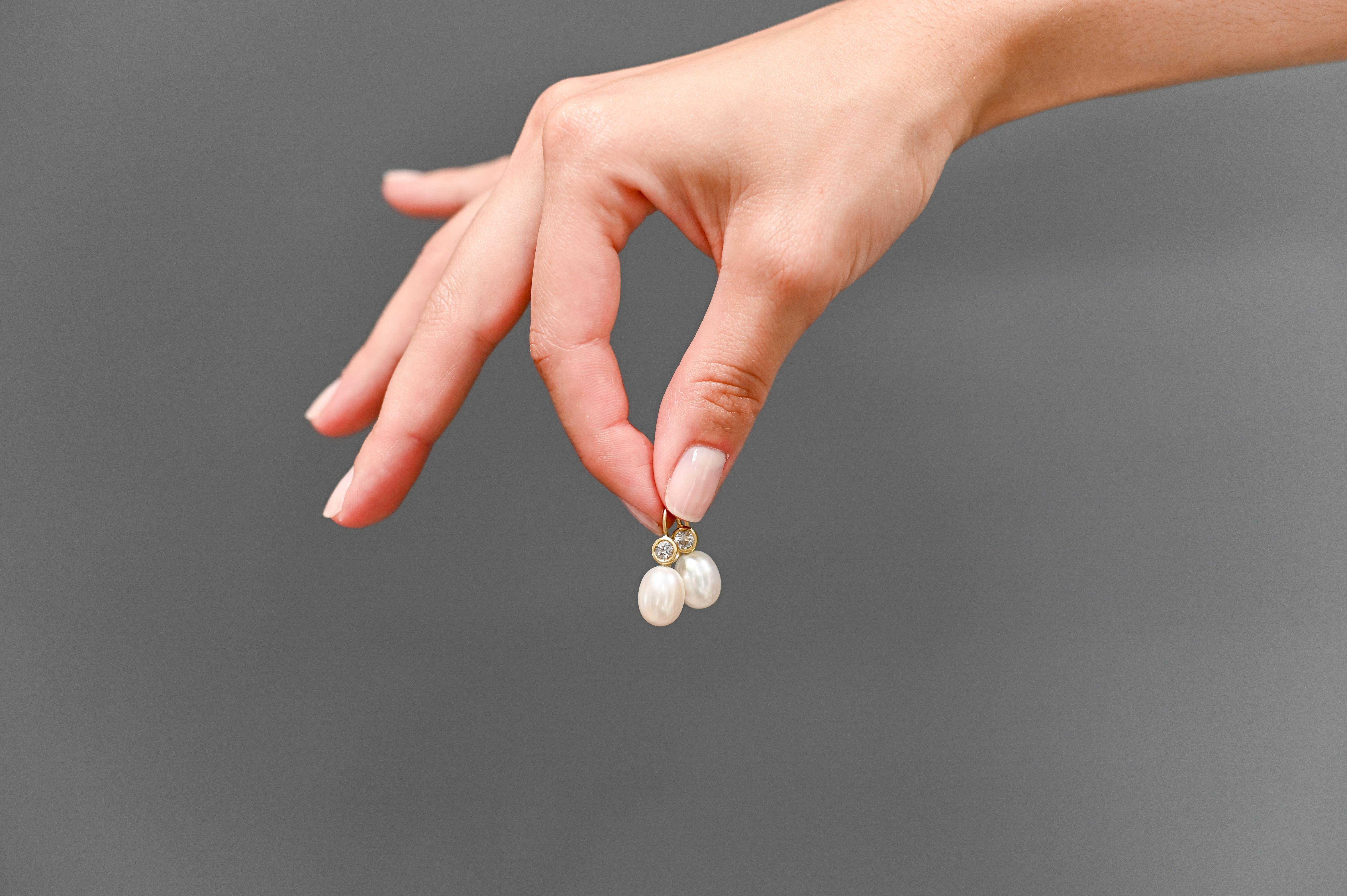 Faye Kim pairs beautiful white freshwater cultured pearl drops with White sapphires in 18k gold for a timeless and elegant design.
Due to their organic nature, pearls will vary slightly in size, shape, and color.
Pearl size - 10+ MM
Length - .75