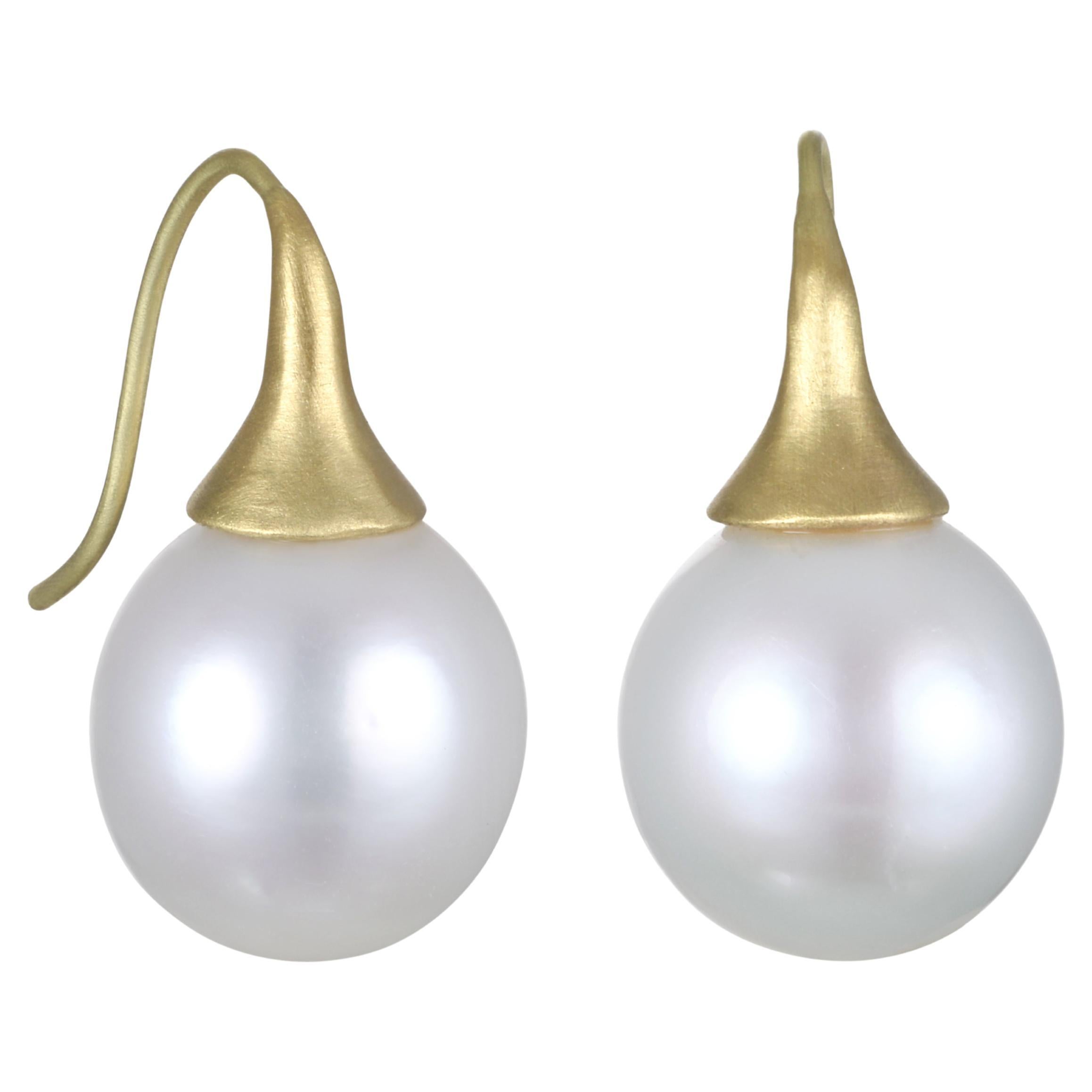Faye Kim 18 Karat Gold White South Sea Pearl Earrings with Trumpet Cap im Angebot