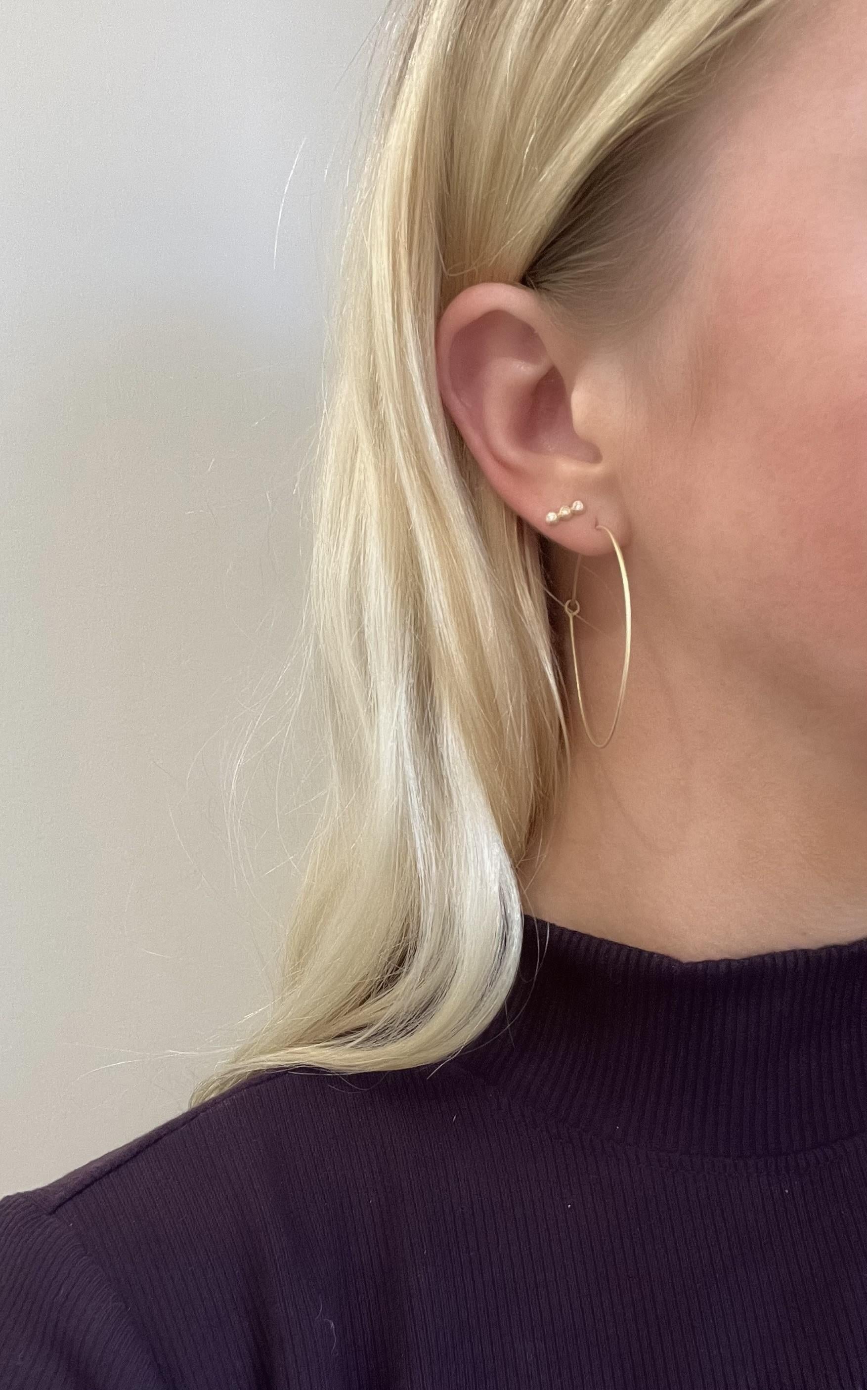 Aros de alambre de oro de 18 quilates de Faye Kim - 1,25 pulgadas en Nuevo estado para la venta en Darien, CT