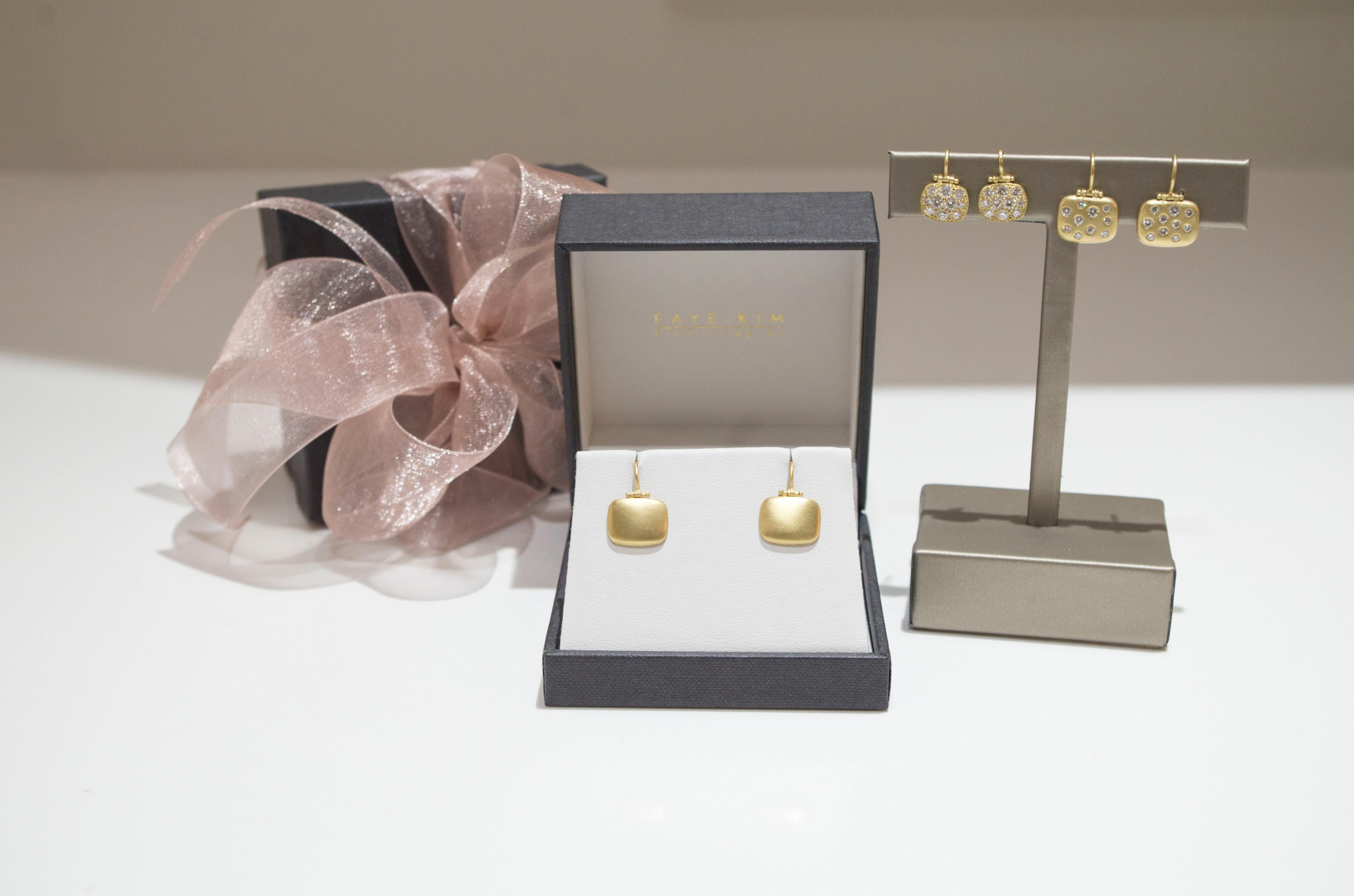 Faye Kim 18 Karat Gold Chiclet Earrings In New Condition For Sale In Westport, CT