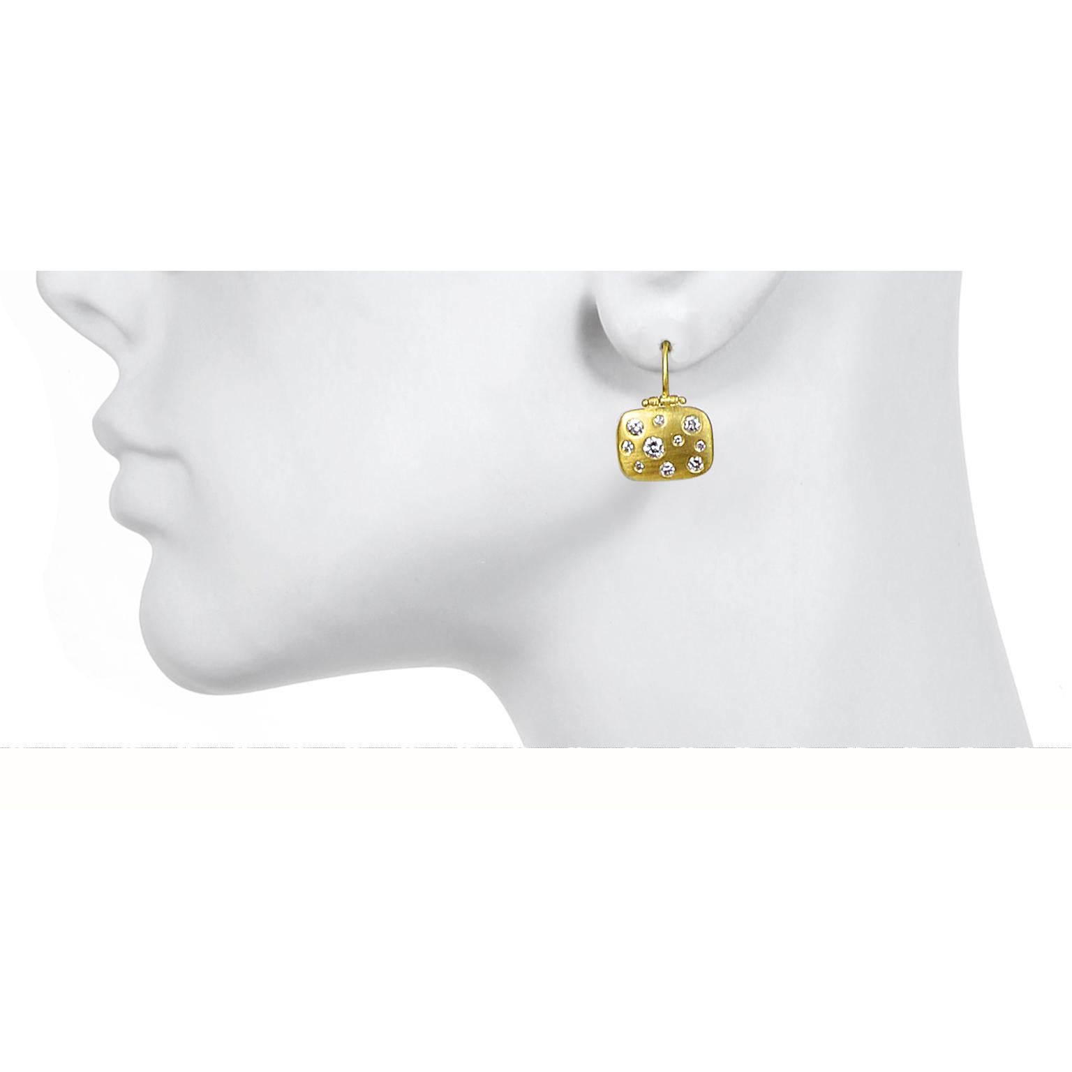 Faye Kim 18 Karat Gold Diamond Chiclet Hinged Earrings

The quintessential perfect pair of diamond earrings.  Just enough sparkle to get noticed but with understated elegance.  From board room decision making to brunch with friends.  These earrings