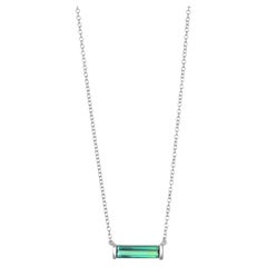 Collana con tormalina verde incastonata su barra in oro bianco 18 carati di Faye Kim