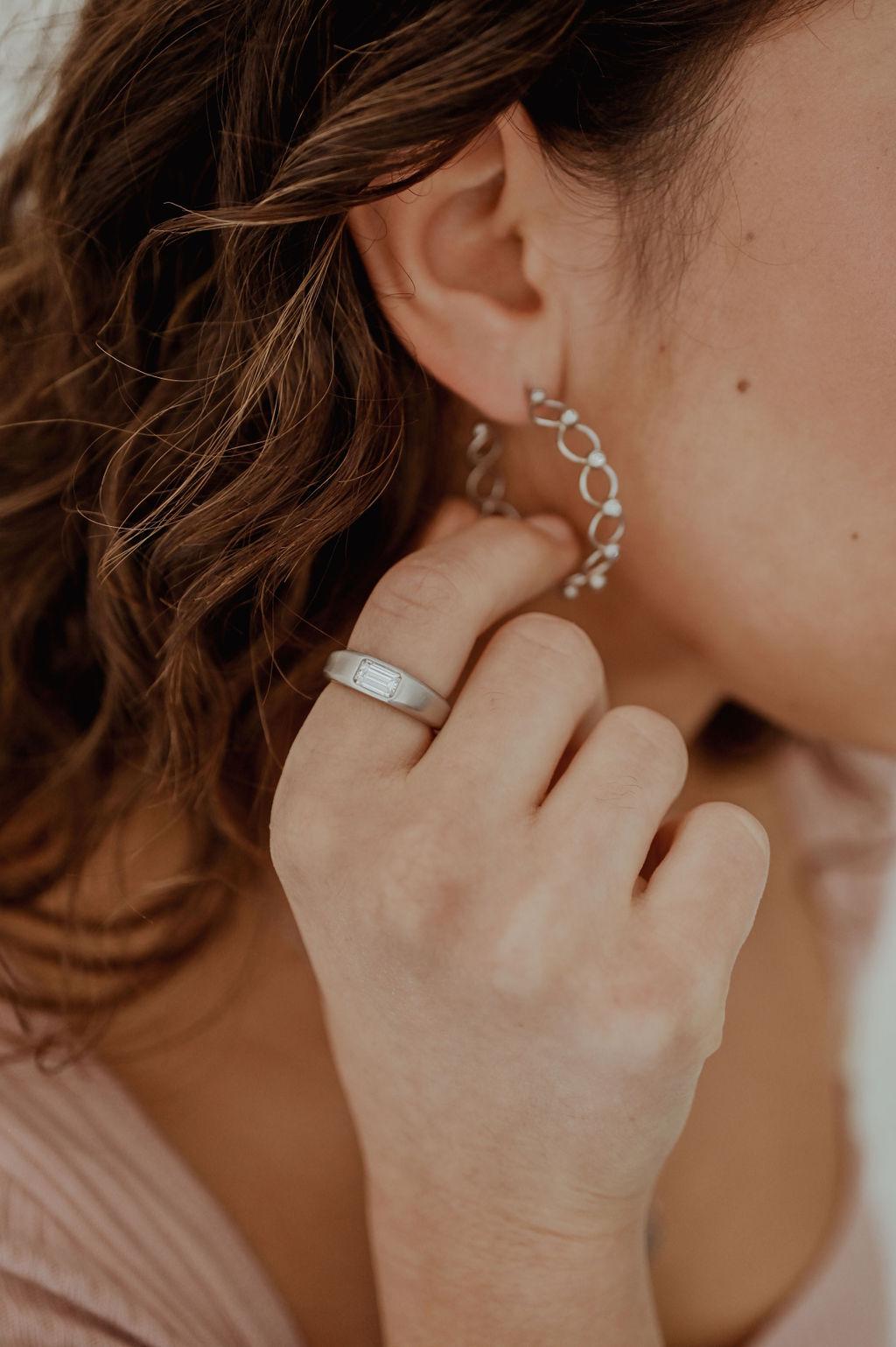 Contemporaneo Faye Kim, oro bianco 18 carati, anello con diamante, cerchi con perlina in vendita