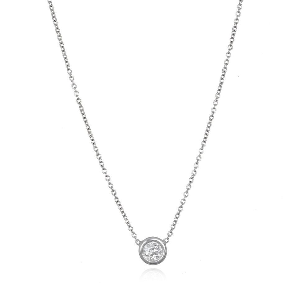 Una splendida collana classica con diamante solitario in oro bianco 18 carati con uno scintillante diamante rotondo taglio brillante. Indossato da solo o a strati, questo look è senza tempo e adatto a tutti i giorni.  

La catena con cavo è lunga 18