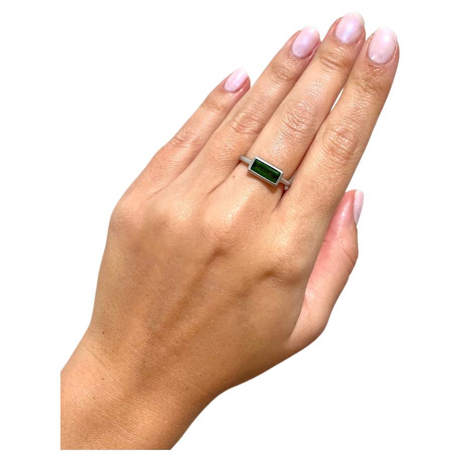 Contemporary Faye Kim 18 Karat White Gold Green Tourmaline Baguette Ring For Sale