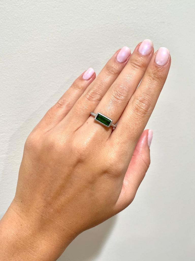 Faye Kim 18 Karat White Gold Green Tourmaline Baguette Ring In New Condition For Sale In Westport, CT