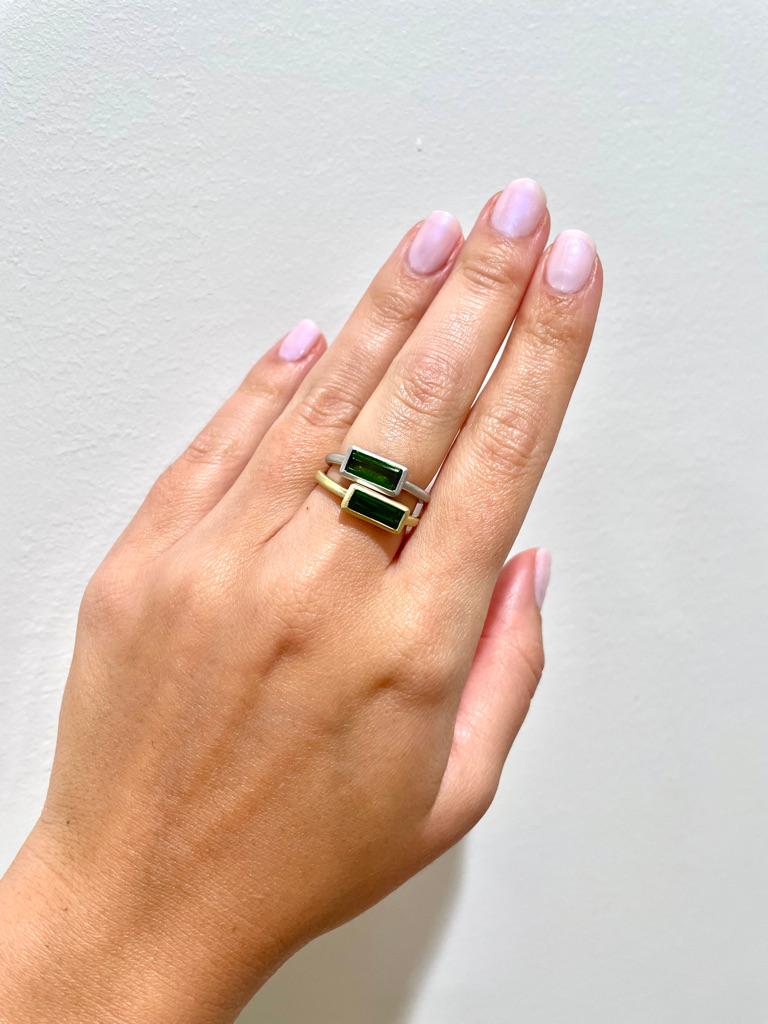 18 Karat Weißgold Baguette-Ring mit grünem Turmalin von Faye Kim im Angebot 1