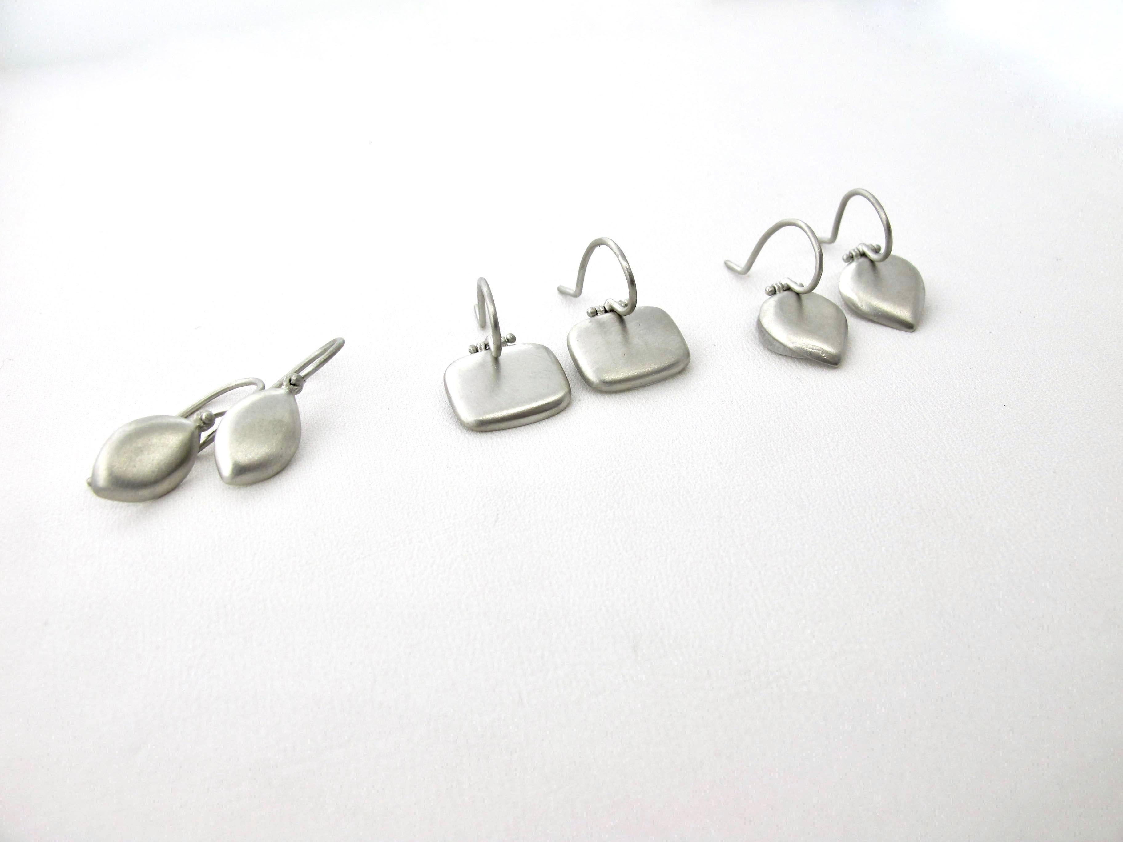 Contemporary Faye Kim 18 Karat White Gold Hinged Chiclet Earrings For Sale