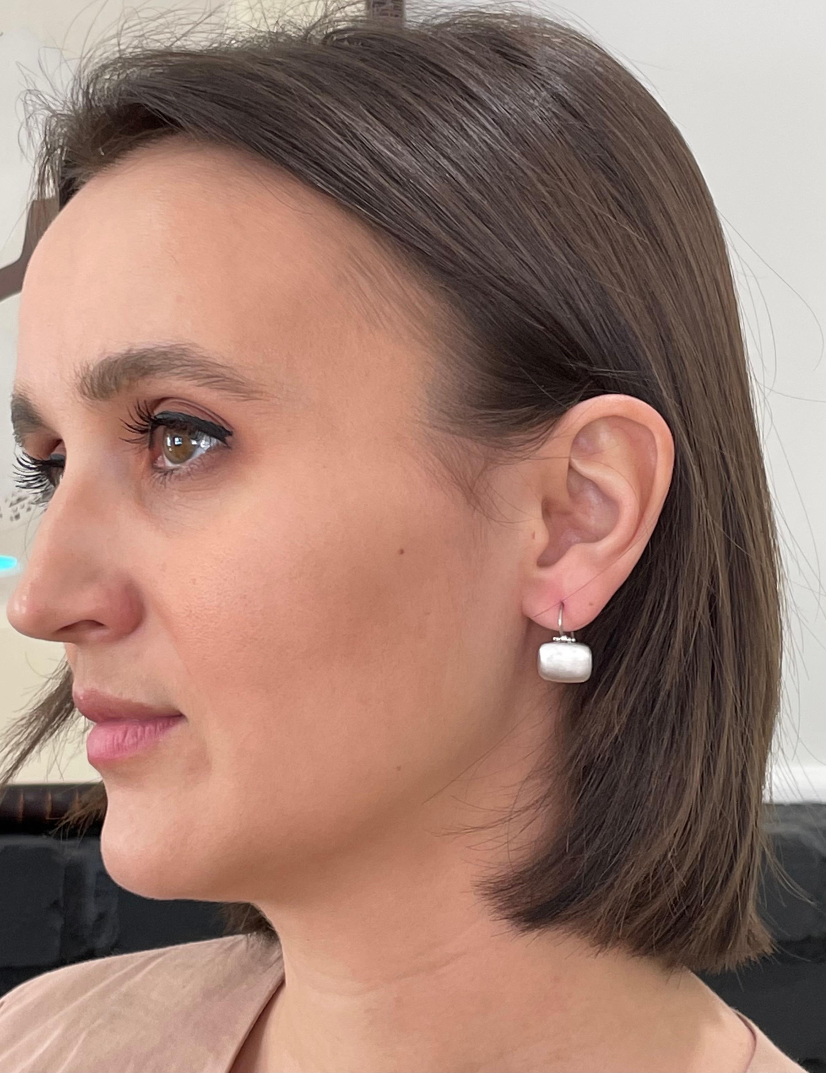 Faye Kim 18 Karat White Gold Hinged Chiclet Earrings In New Condition For Sale In Darien, CT
