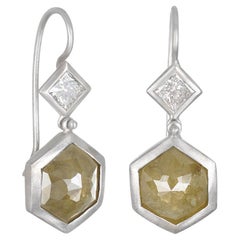 Faye Kim Boucles d'oreilles en or blanc 18 carats et diamants jaunes et verts laiteux