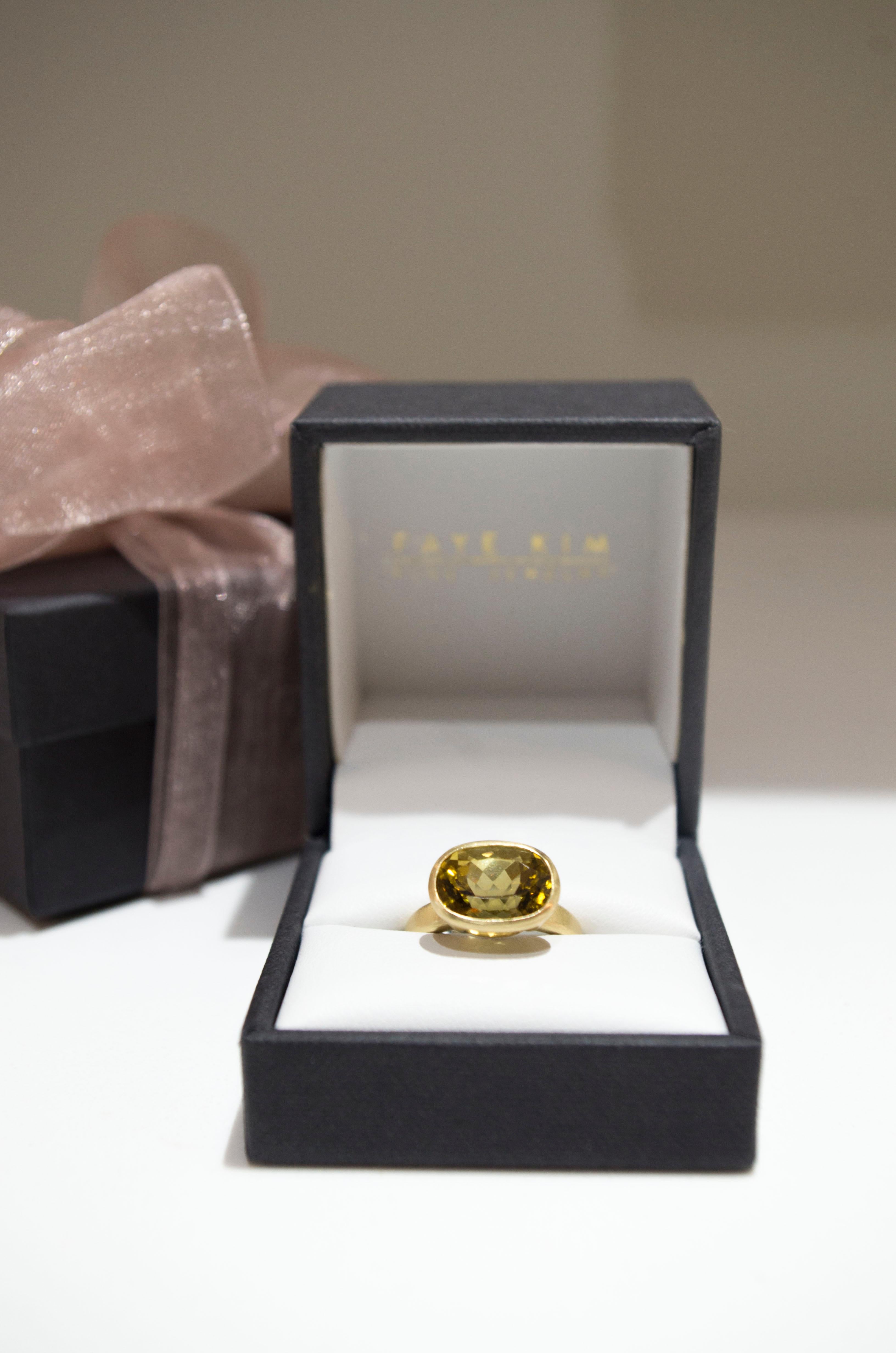 18 Karat Gold Turmalinring mit 5,54 Karat Gelb-Olive im Kissenschliff von Kim im Zustand „Neu“ im Angebot in Westport, CT