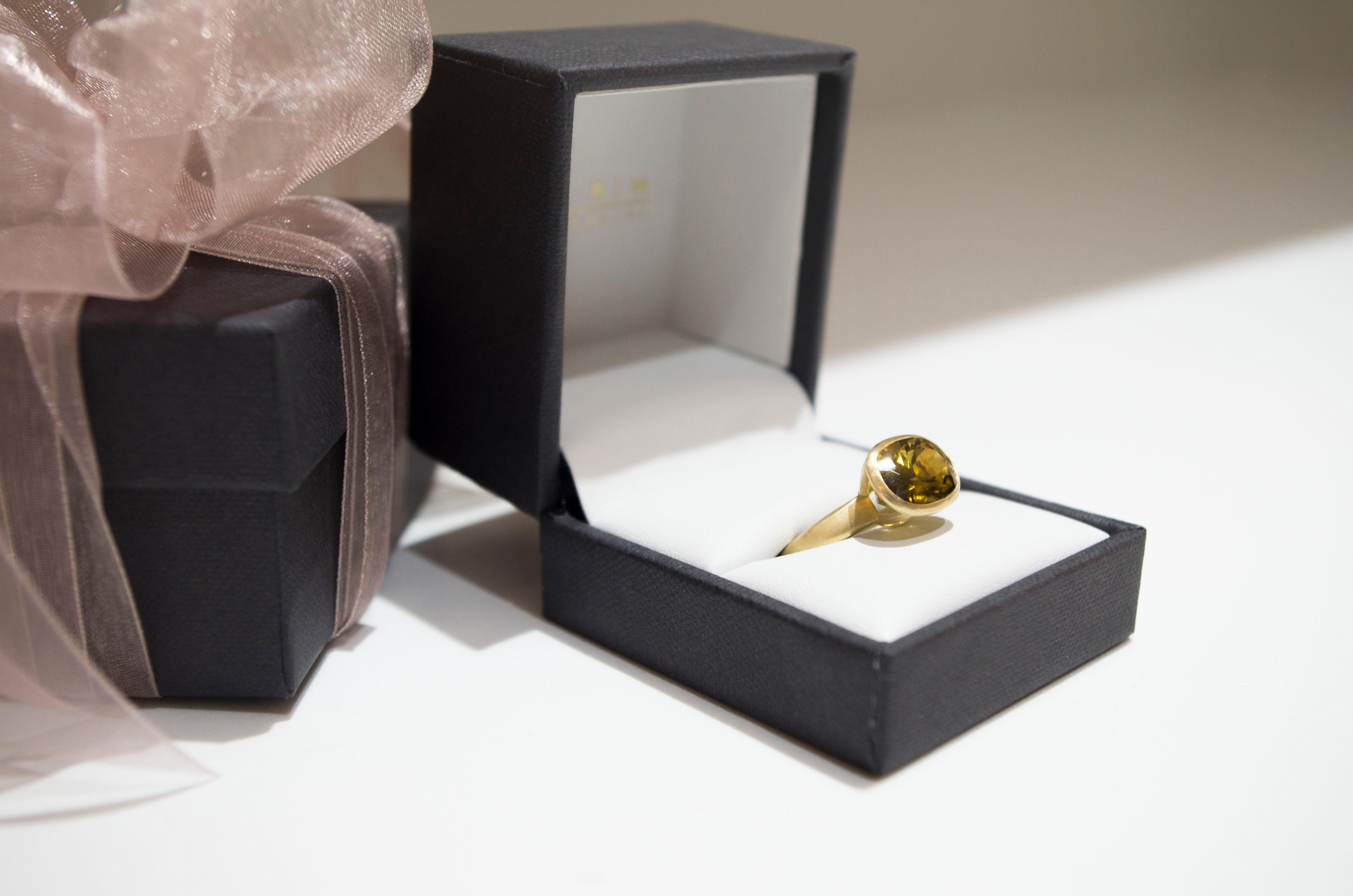 Faye Kim Anillo de turmalina talla cojín de 5,54 quilates en oro amarillo oliva de 18 quilates en venta 8