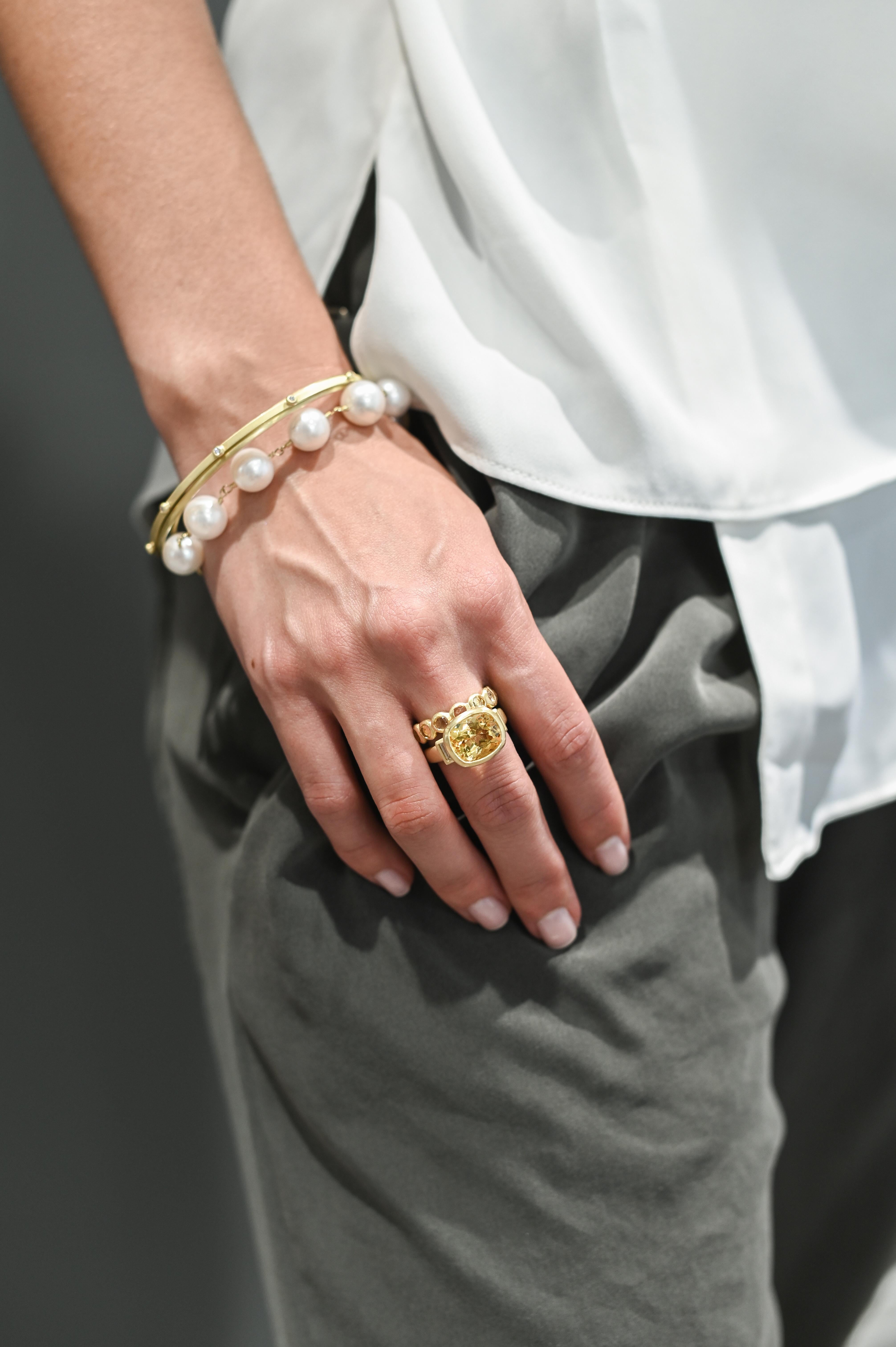 Dreisteiniger Ring von 18 Karat Gold mit antikem goldenem Beryll im Kissenschliff und Diamanten von Faye Kim (Zeitgenössisch) im Angebot