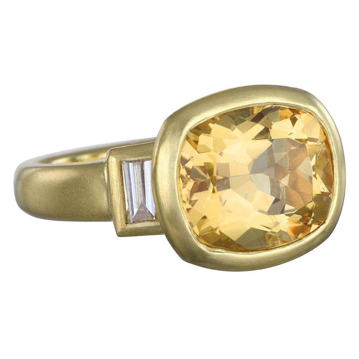 Dreisteiniger Ring von 18 Karat Gold mit antikem goldenem Beryll im Kissenschliff und Diamanten von Faye Kim im Angebot