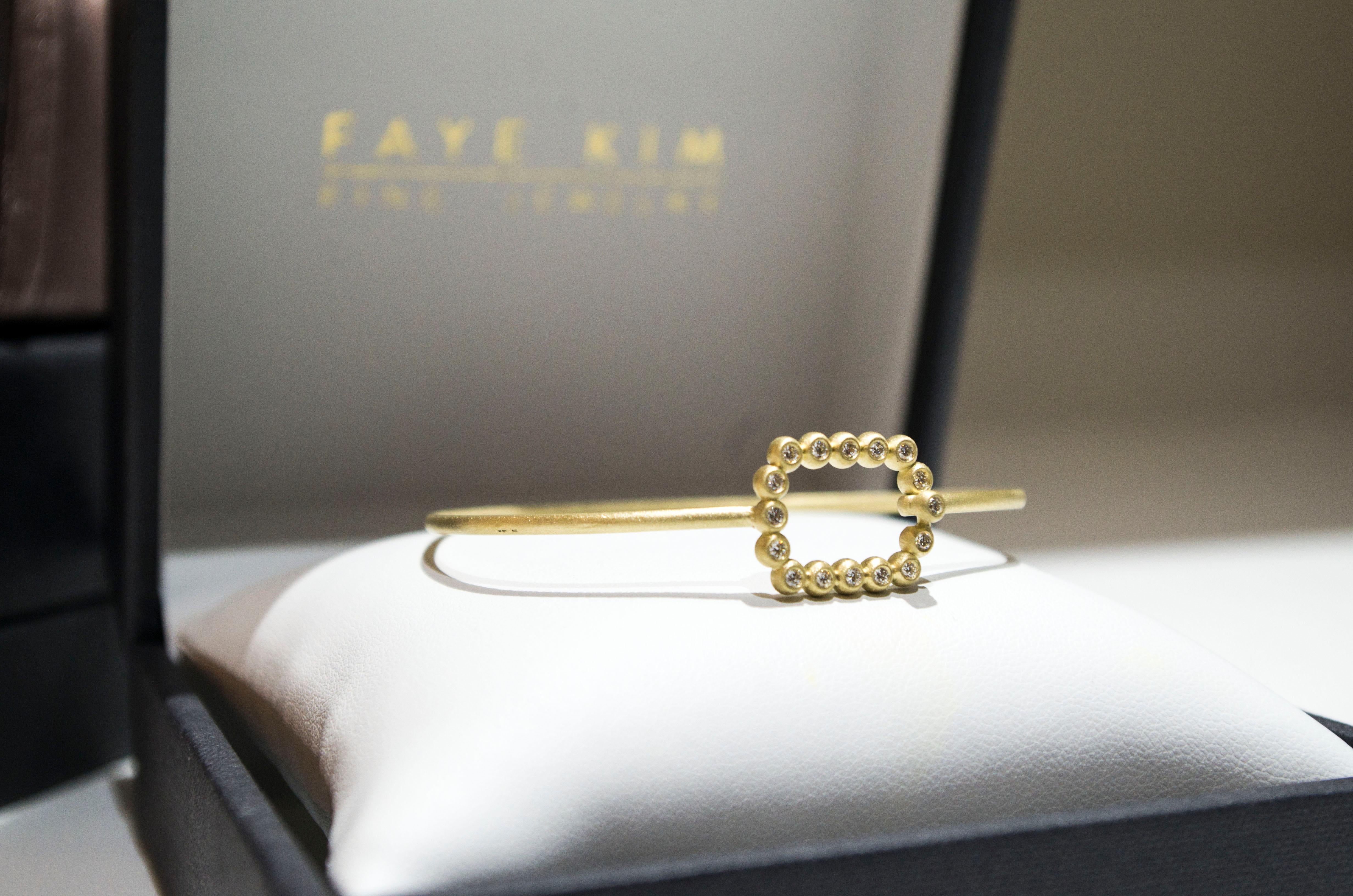 Faye Kim Bracelet jonc en or 18 carats avec motif de diamant coussin Pour femmes en vente