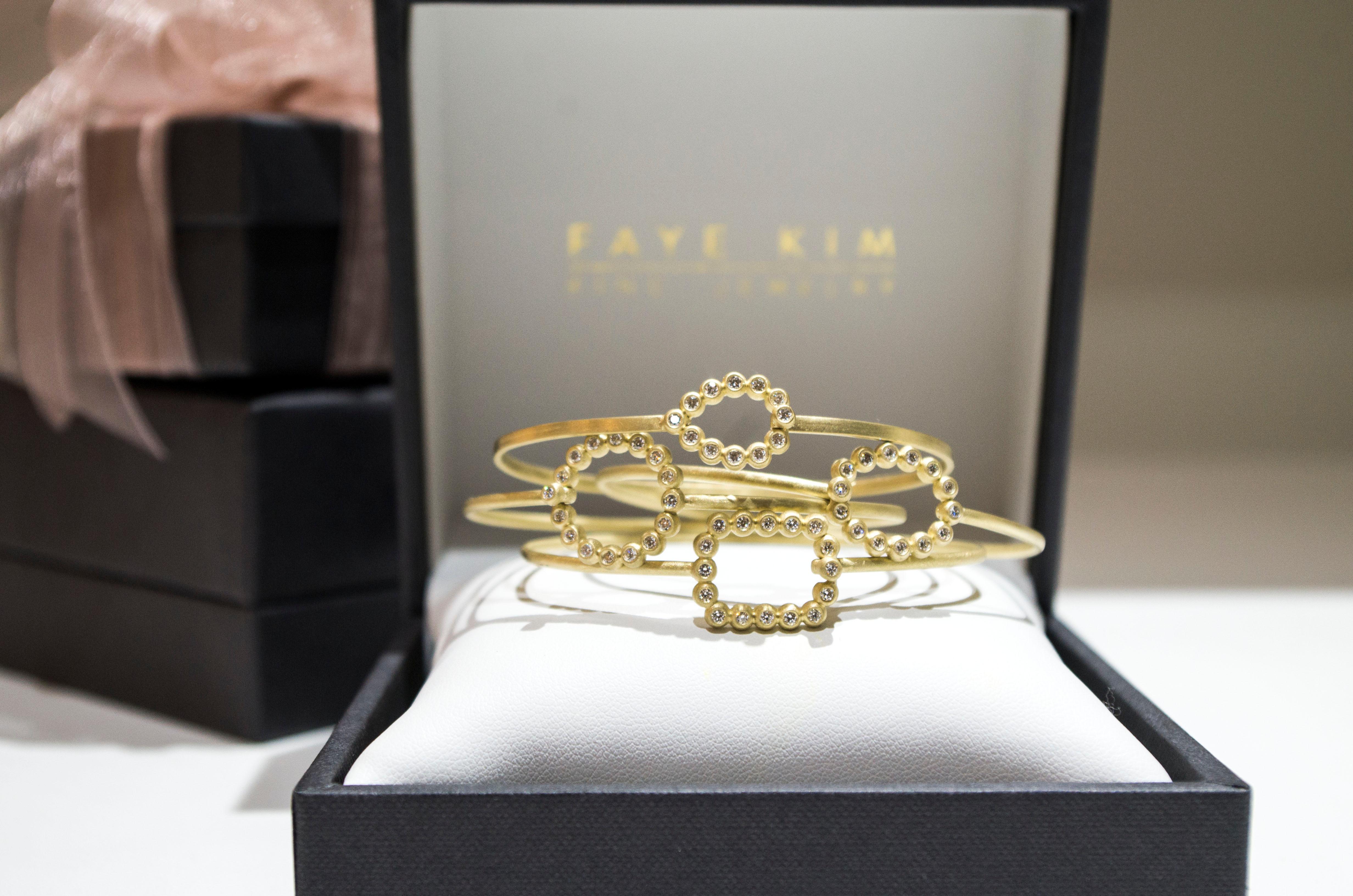 Women's Faye Kim 18 Karat Gold Bangle with Cushion Diamond Motif Closure For Sale