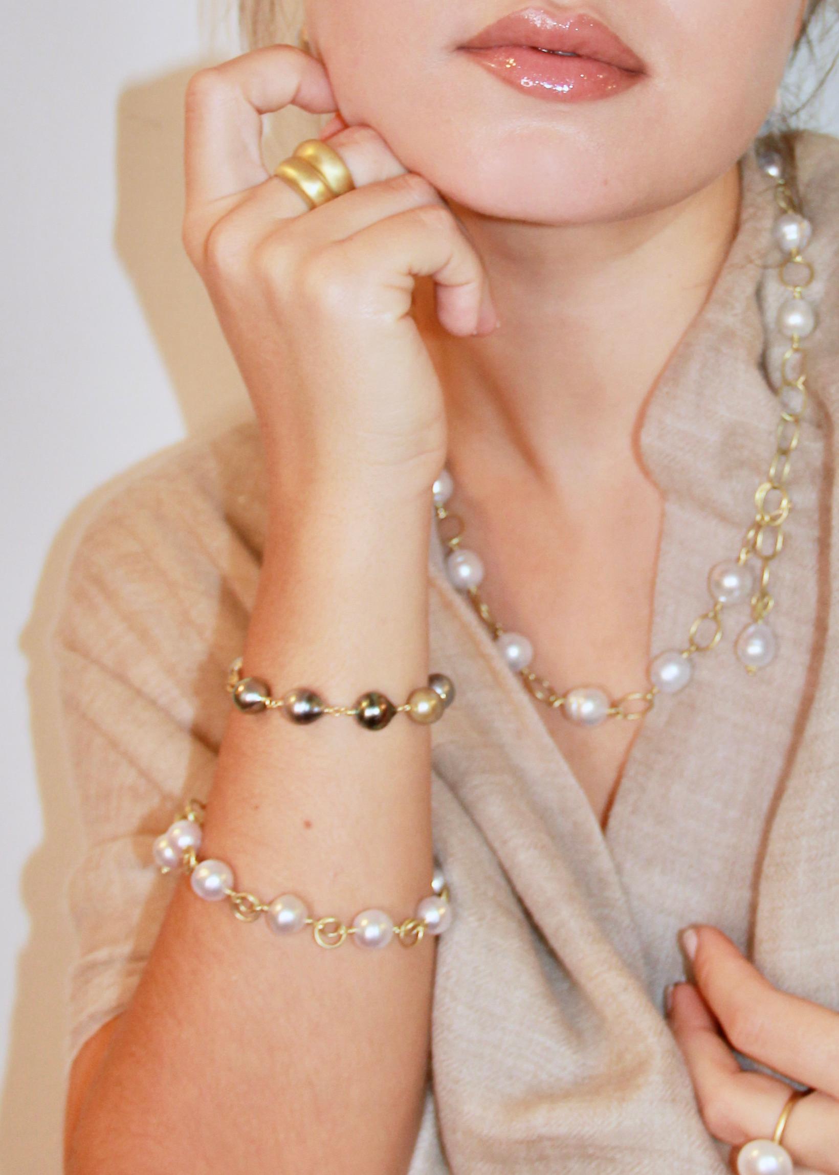 Contemporain Faye Kim Bracelet à maillons en or 18 carats avec perles de Tahtian noires en vente