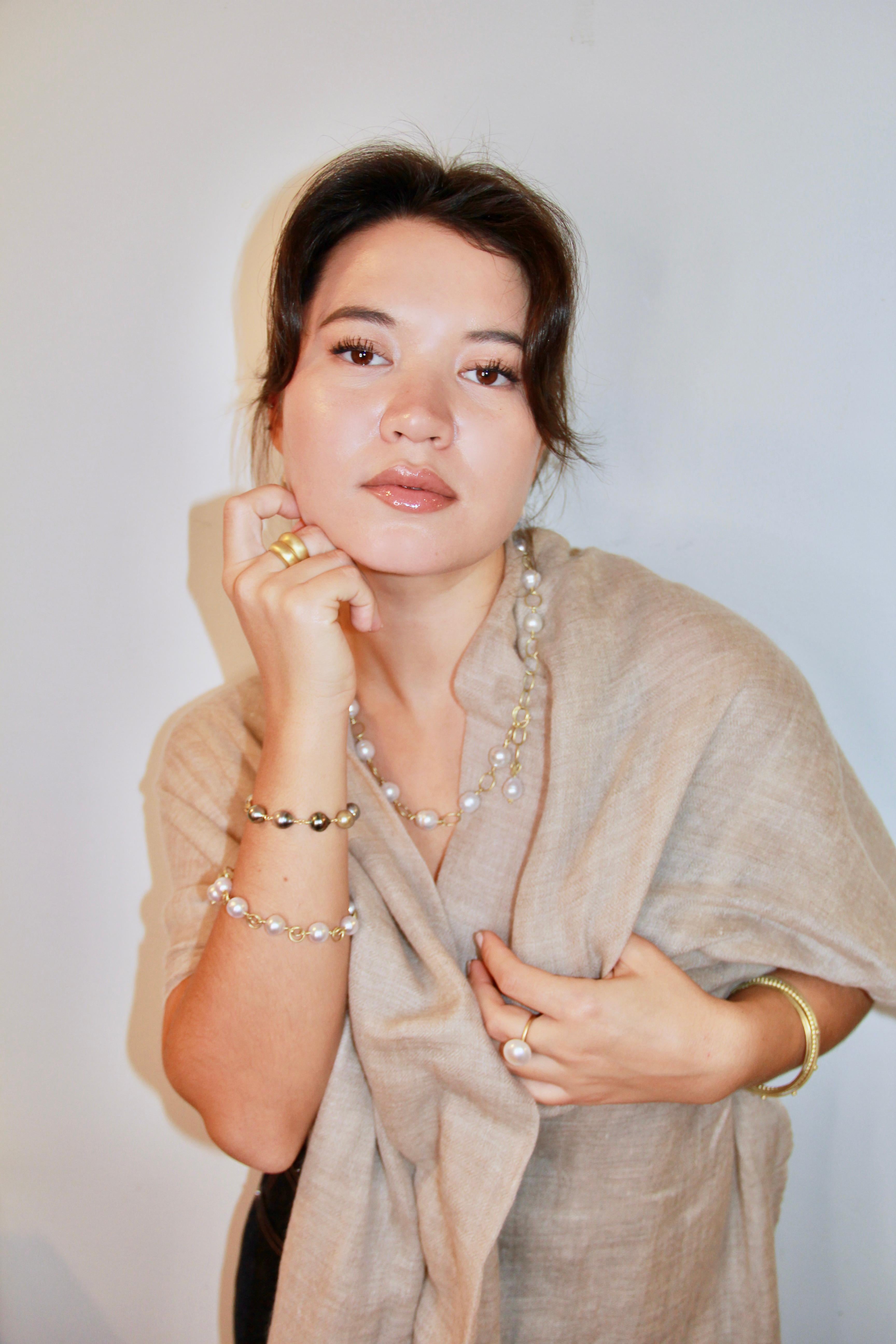 Non taillé Faye Kim Bracelet à maillons en or 18 carats avec perles de Tahtian noires en vente