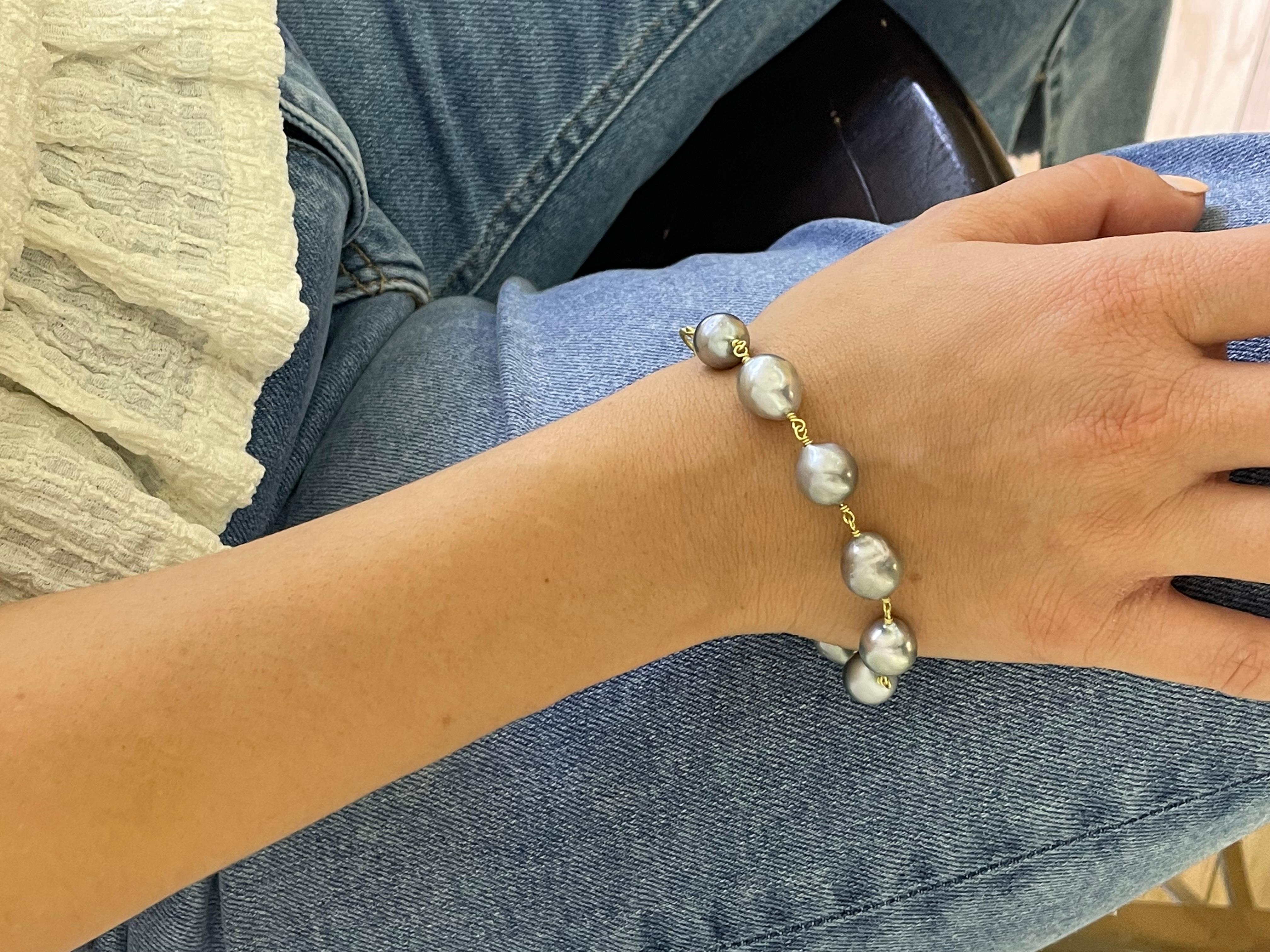 Faye Kim Bracelet à maillons en or 18 carats avec perles de Tahtian noires Neuf - En vente à Darien, CT