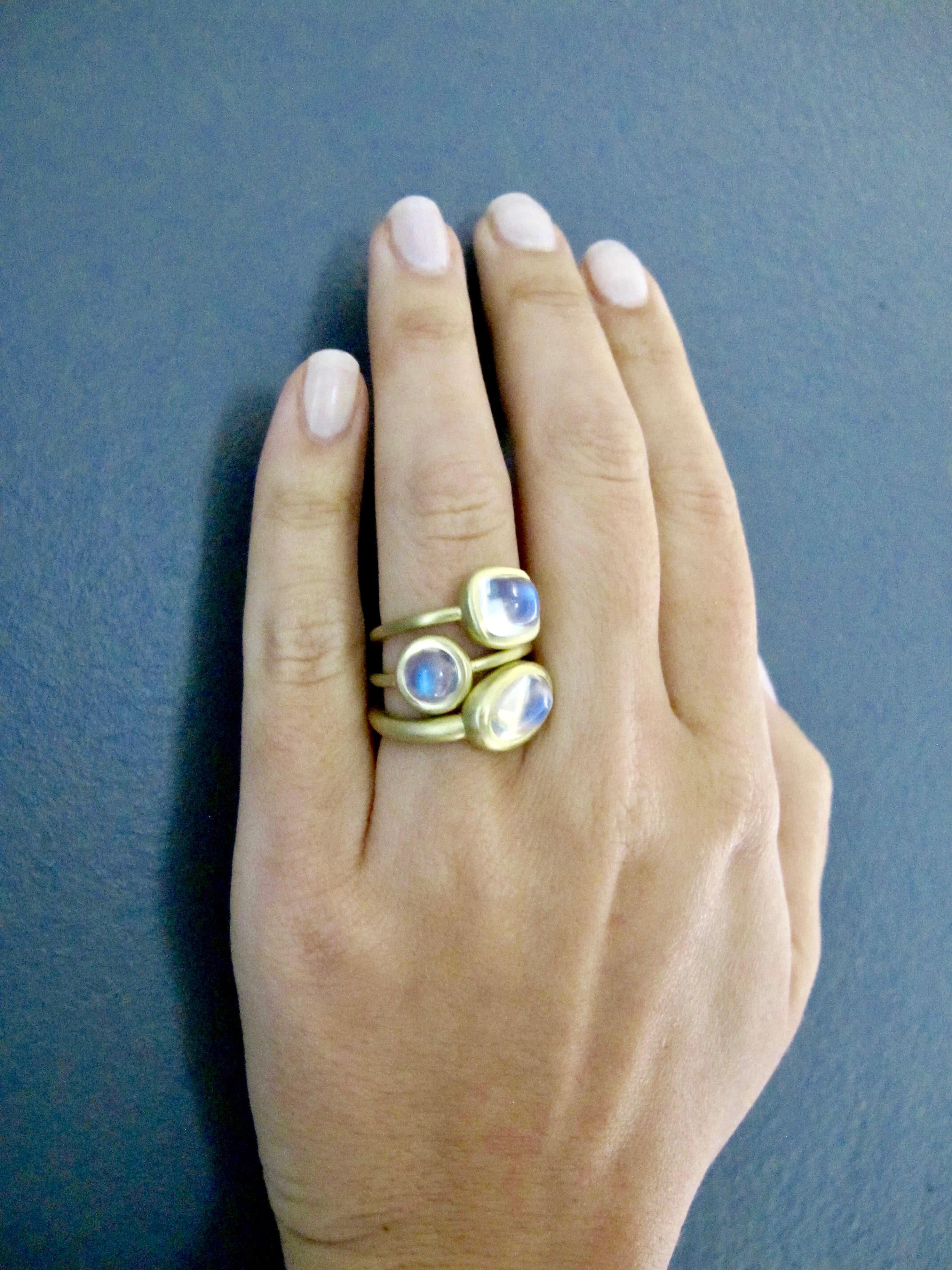18 Karat Gold Blauer Mondstein Lünette-Ring von Kim (Zeitgenössisch)