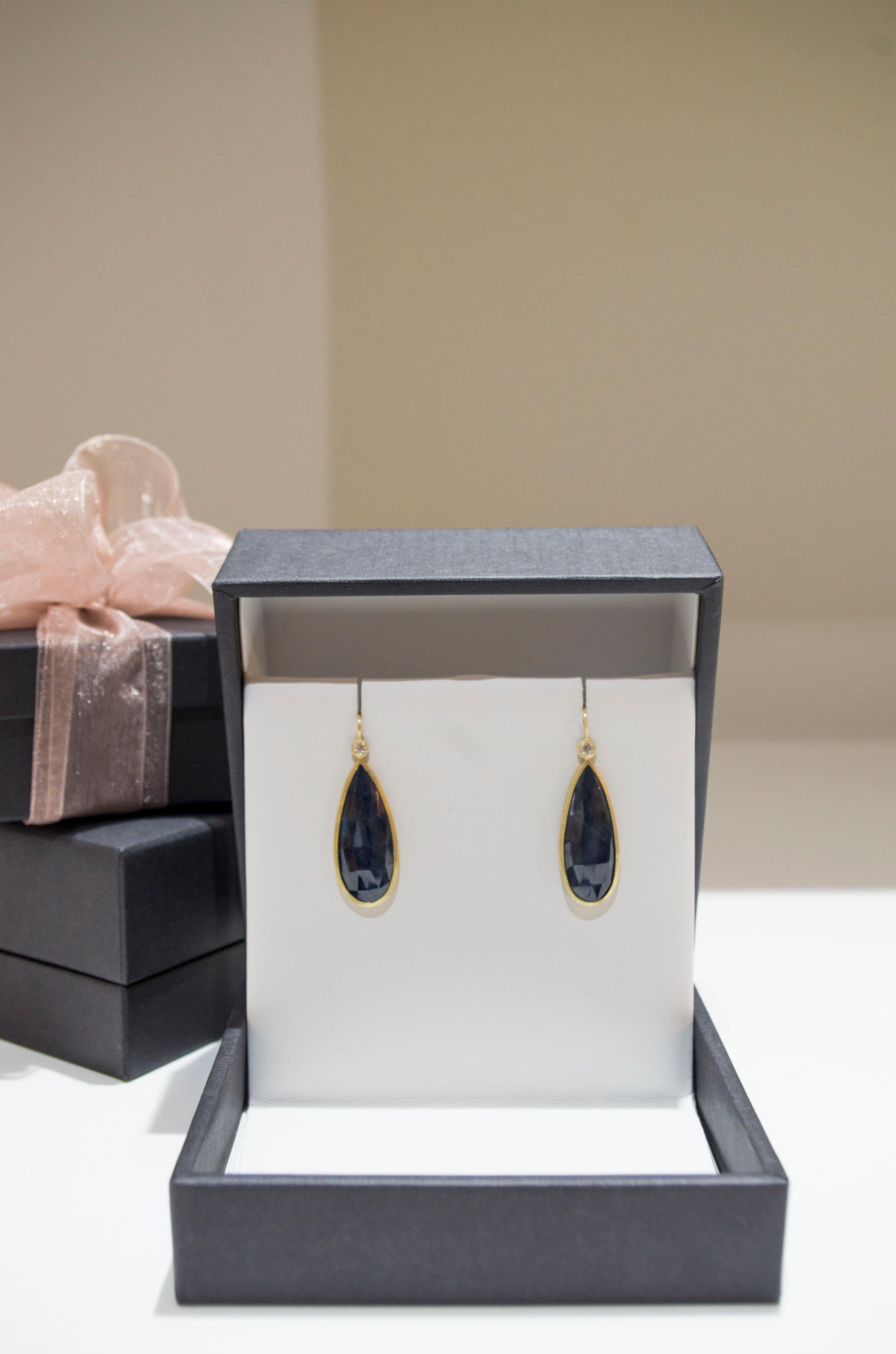 Faye Kim 18k Gold Blue Sapphire and Diamond Bezel Drop Earrings In New Condition In Westport, CT