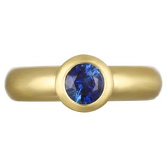 Faye Kim 18K Gold Ceylon Blauer Saphir Lünettenring, 1,0 Karat, USA