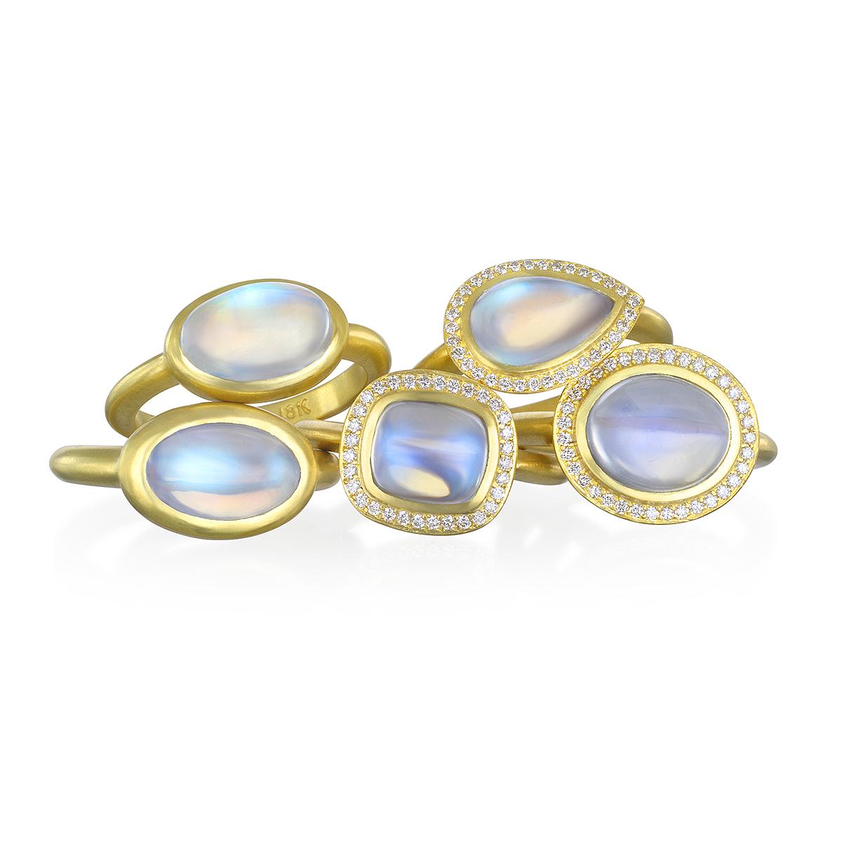 Contemporain Faye Kim, bague en or 18 carats, pierre de lune bleue taille coussin avec halo de diamants en vente