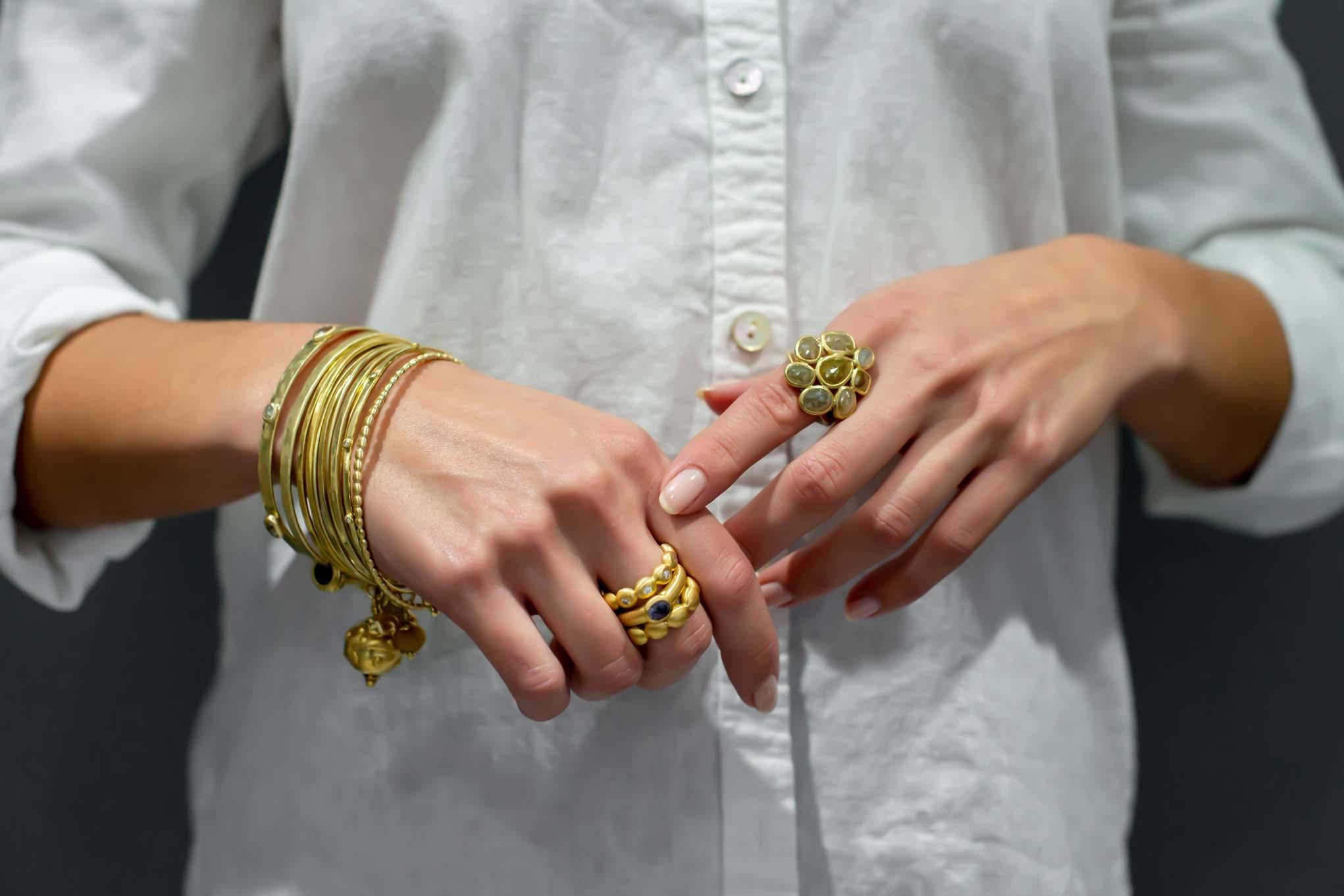 Armreif aus 18 Karat Gold mit Diamanten und Granulation-Perlen von Faye Kim (Zeitgenössisch) im Angebot