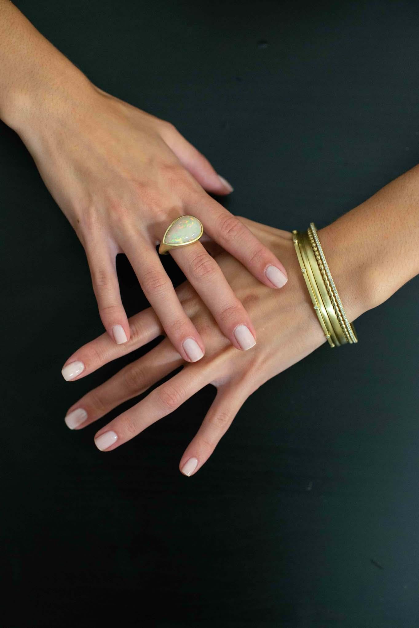 Armreif aus 18 Karat Gold mit Diamanten und Granulation-Perlen von Faye Kim (Rundschliff) im Angebot