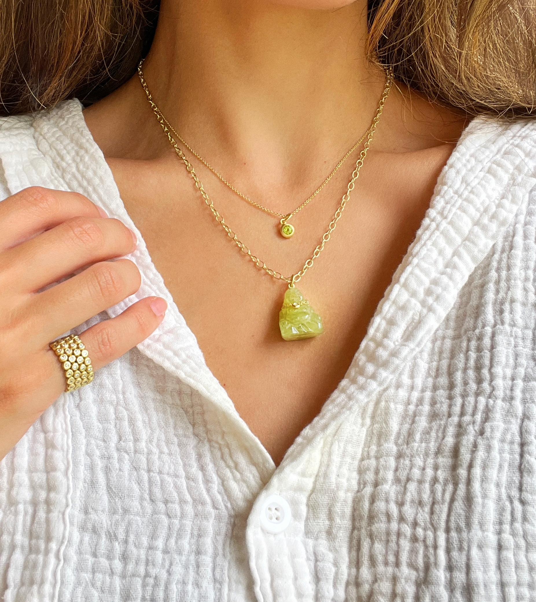 Simbolo di longevità, illuminazione e amore, il nostro charm buddha di giada è completo di collana di diamanti. Aggiungerà sicuramente un tocco di classe alla tua vita! 

Lunghezza:  0.75