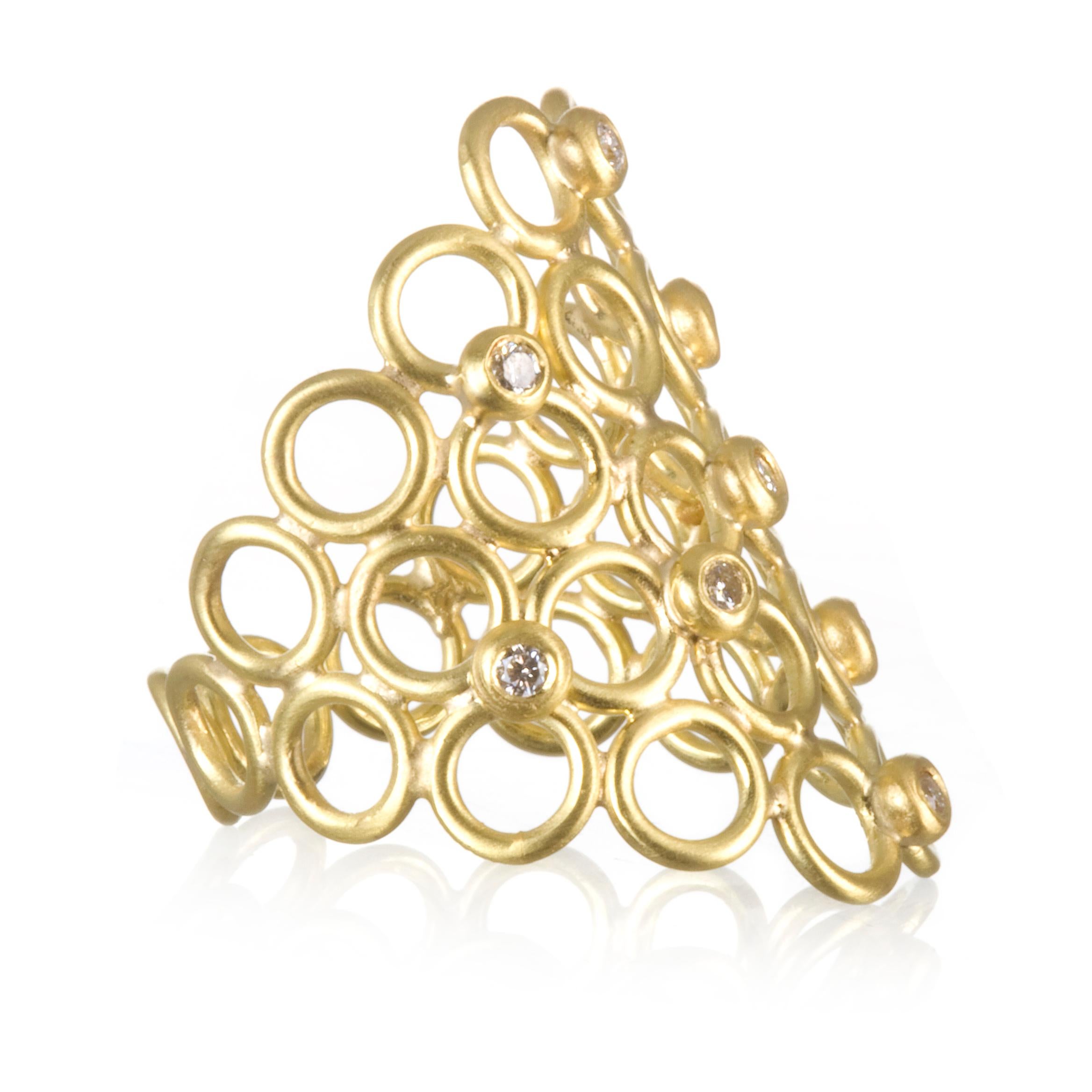 Faye Kim 18k Gold Diamant Mesh Cocktail Ring

Setzen Sie ein Zeichen mit diesem einzigartigen und wunderschönen handgefertigten Ring mit offenem, rundem Glied und Diamanten. Ein großer Look mit entsprechendem Komfort. Dieser Ring ist für  die