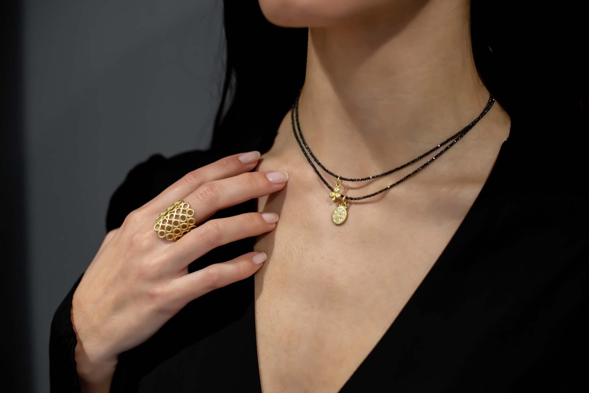 Contemporaneo A. Kim, medaglietta con diamante in oro 18 carati in vendita