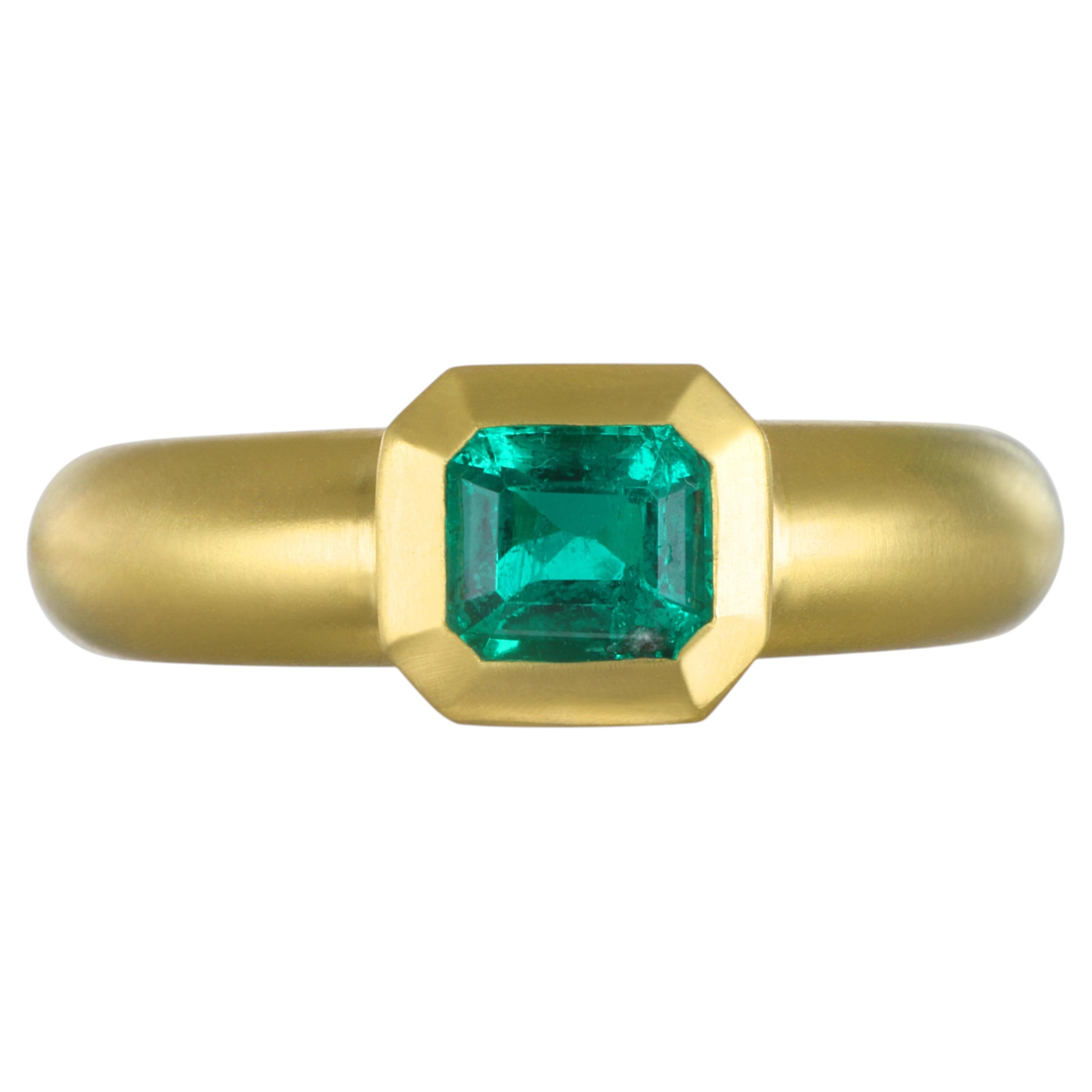 Faye Kim 18K Gold Smaragd Lünette Ring, Contemporary Design, Größe 7 im Angebot