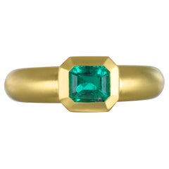 Faye Kim 18K Gold Smaragd Lünette Ring, Contemporary Design, Größe 7