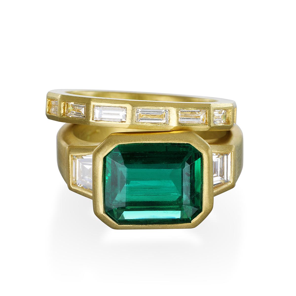 18 Karat Gold Smaragdring mit Trapezförmigen Diamanten von Faye Kim (Zeitgenössisch)