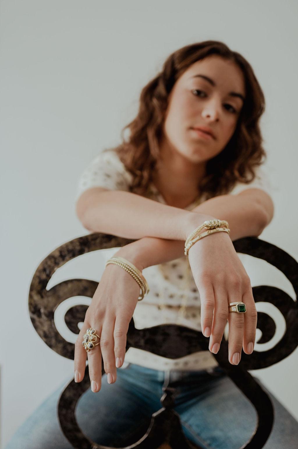 18 Karat Gold Smaragdring mit Trapezförmigen Diamanten von Faye Kim (Smaragdschliff)