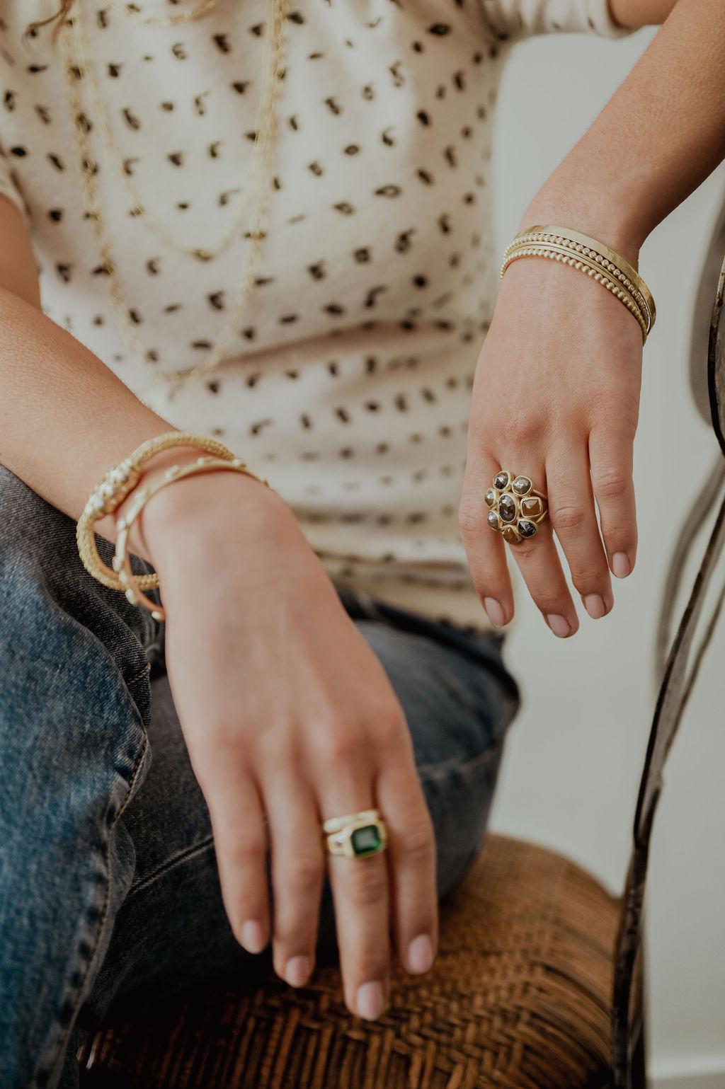 18 Karat Gold Smaragdring mit Trapezförmigen Diamanten von Faye Kim im Zustand „Neu“ in Darien, CT