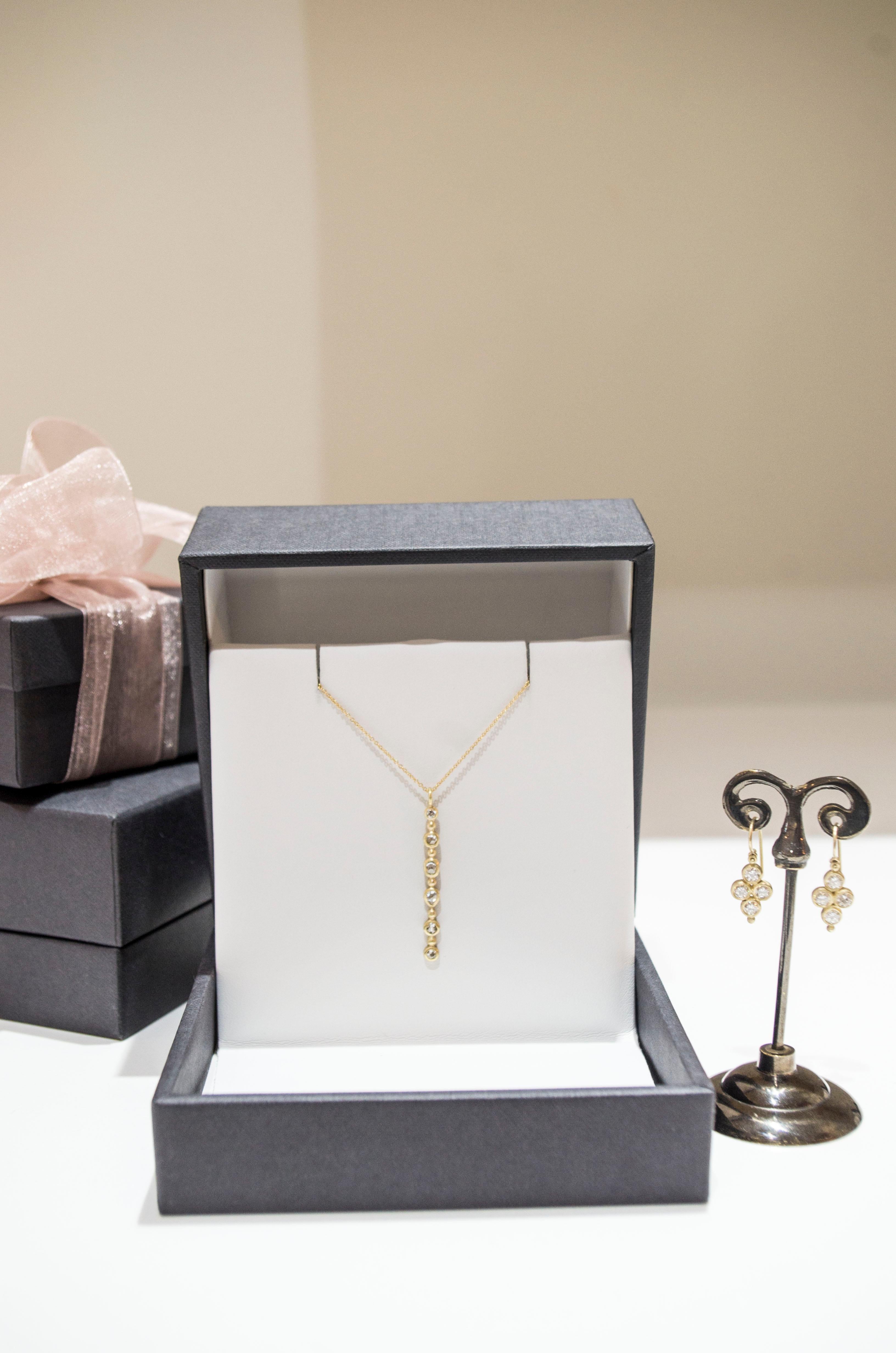 Faye Kim 18k Gold European Cut Diamond Line Pendant Necklace In New Condition In Westport, CT