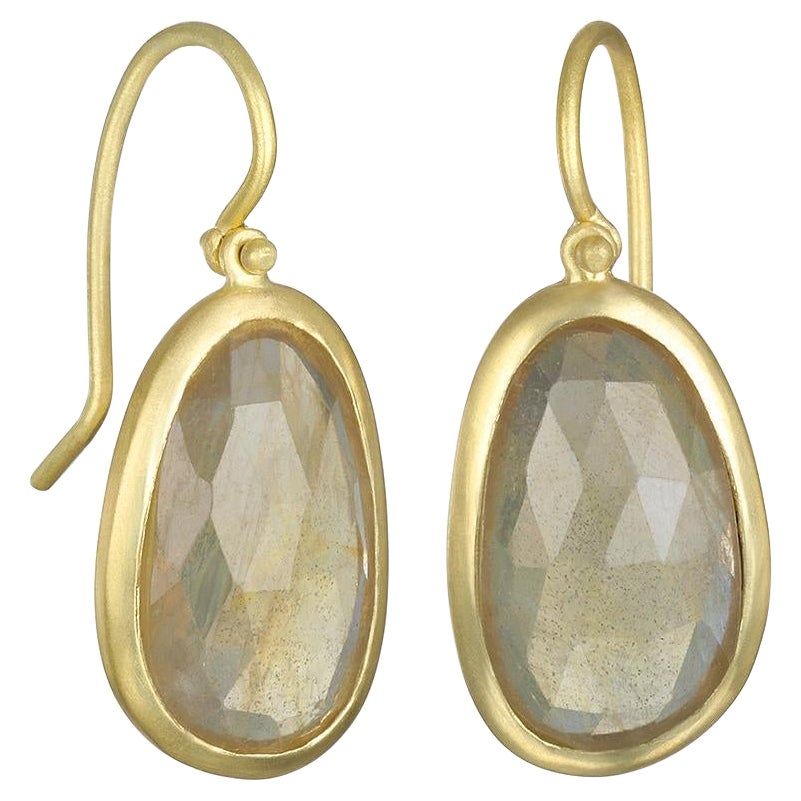 Faye Kim Boucles d'oreilles en or 18 carats avec tranches de saphir de forme libre et facettées