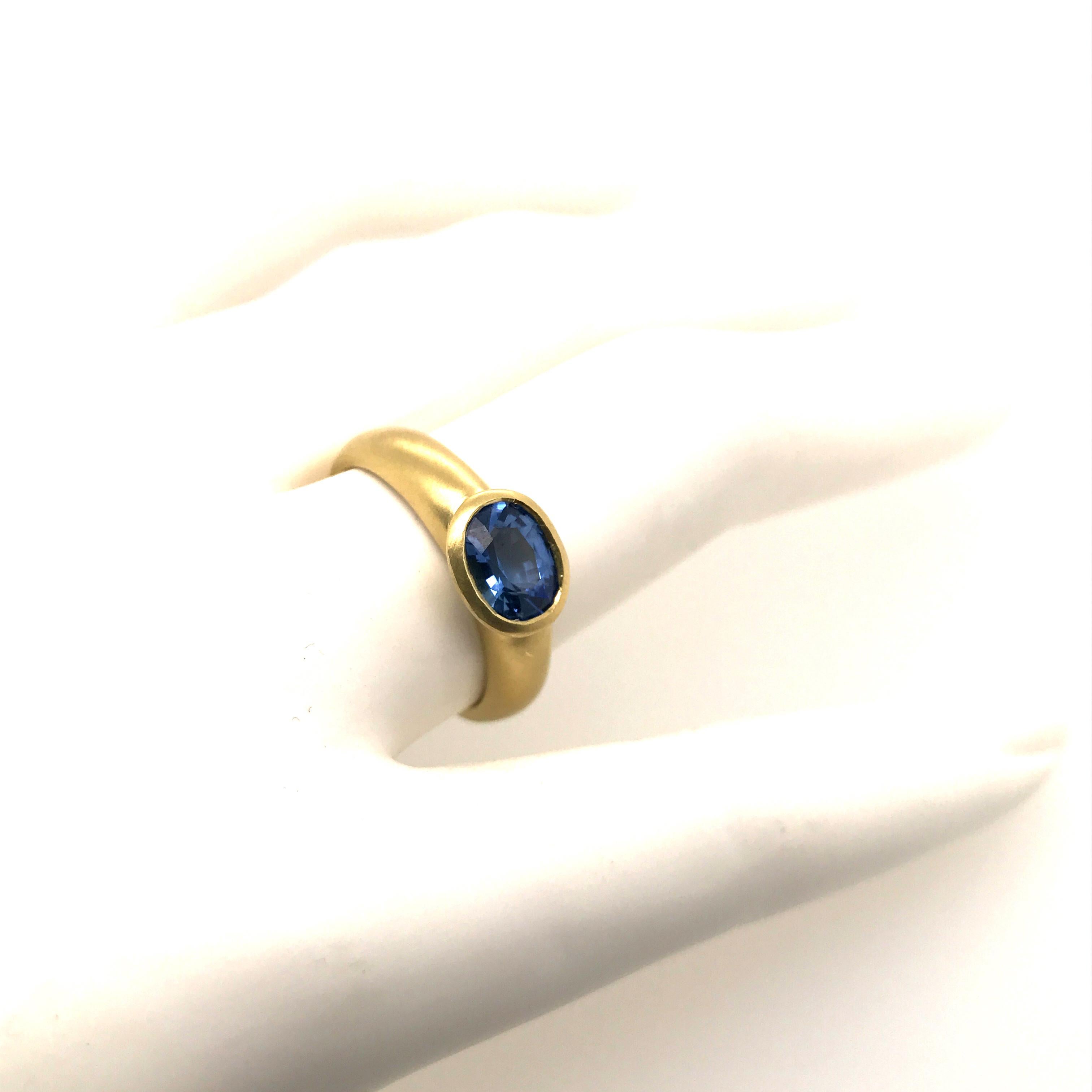 Contemporary Faye Kim 18 Karat Gold Faceted Oval Ceylon Blue Sapphire Ring
